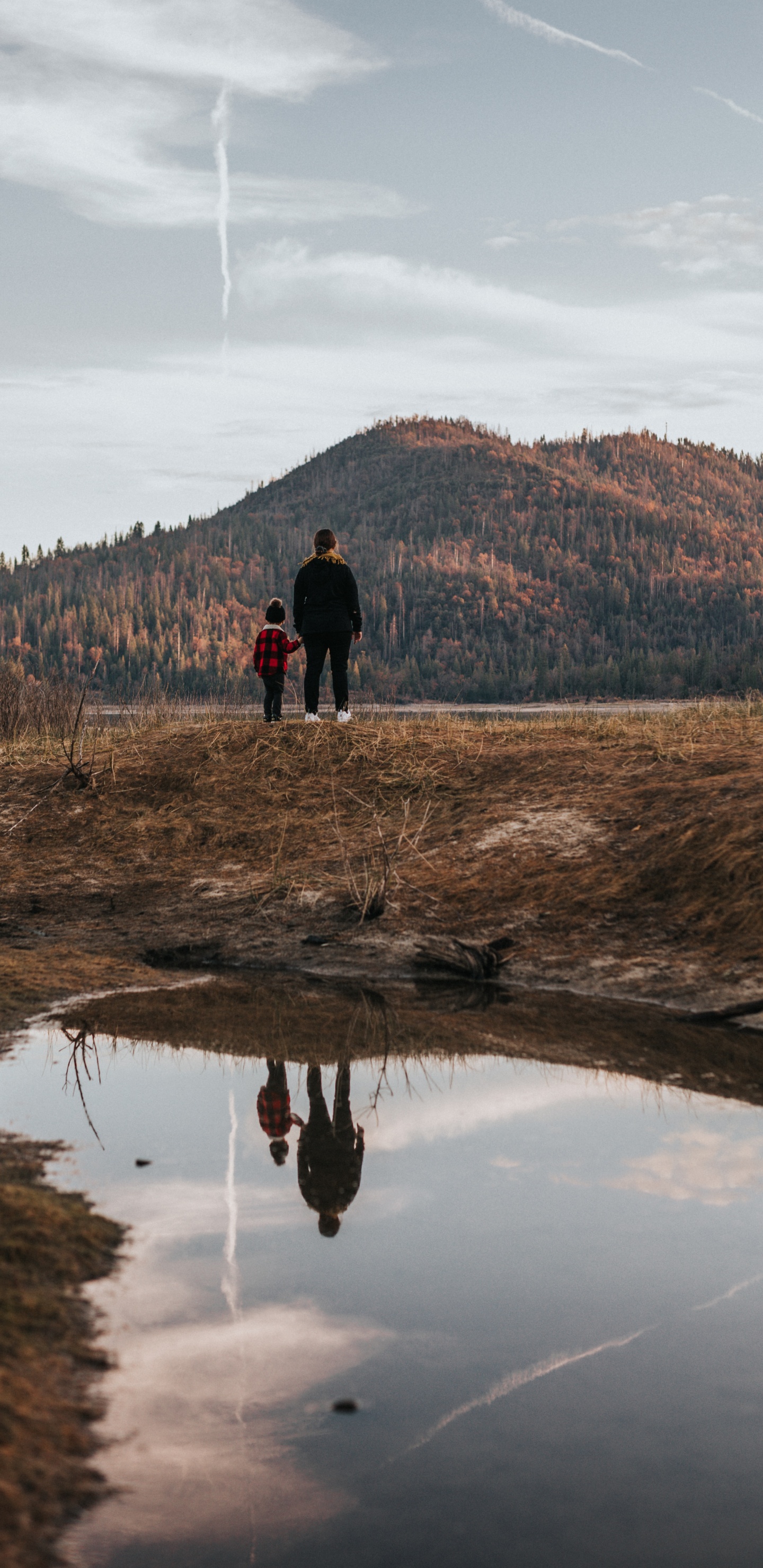 2 Person Standing on Brown Grass Field Near Lake During Daytime. Wallpaper in 1440x2960 Resolution