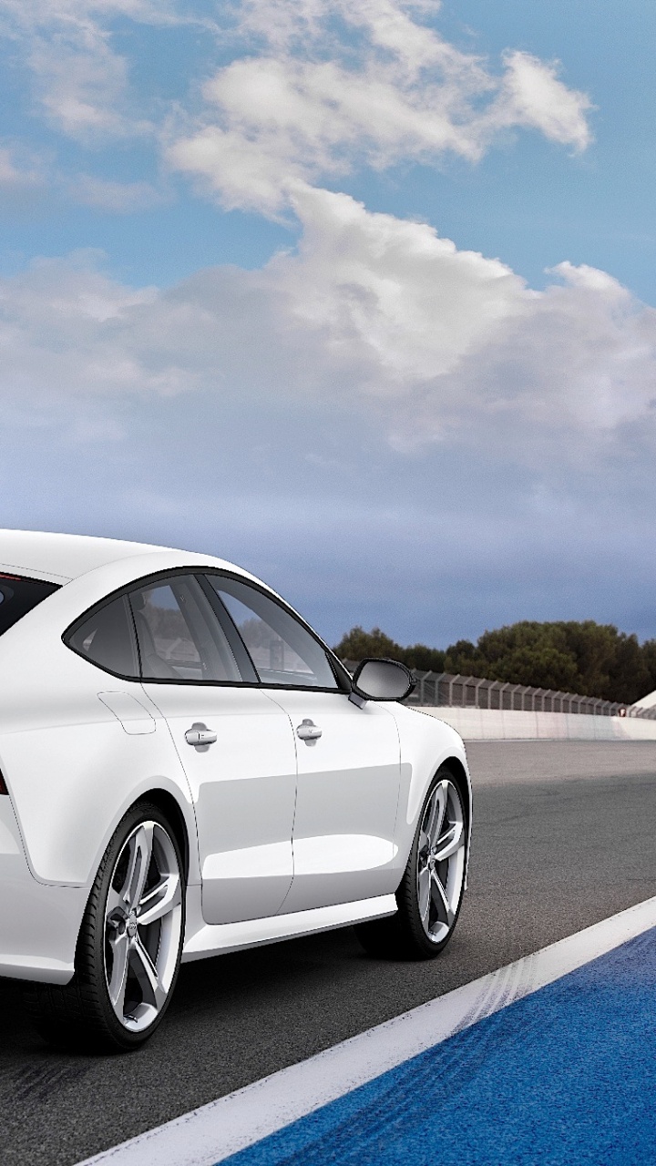 Weißer Bmw m 3 Tagsüber Unterwegs. Wallpaper in 720x1280 Resolution