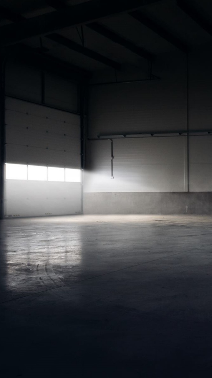 Schwarzes Bmw m 3 Coupe Auf Dem Parkplatz Geparkt. Wallpaper in 720x1280 Resolution