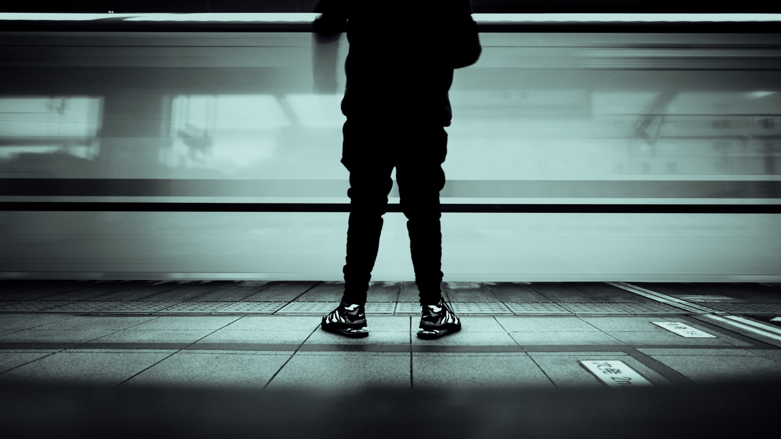 Person in Schwarzer Hose Und Schwarzen Schuhen, Die Auf Grauem Boden Steht. Wallpaper in 2560x1440 Resolution