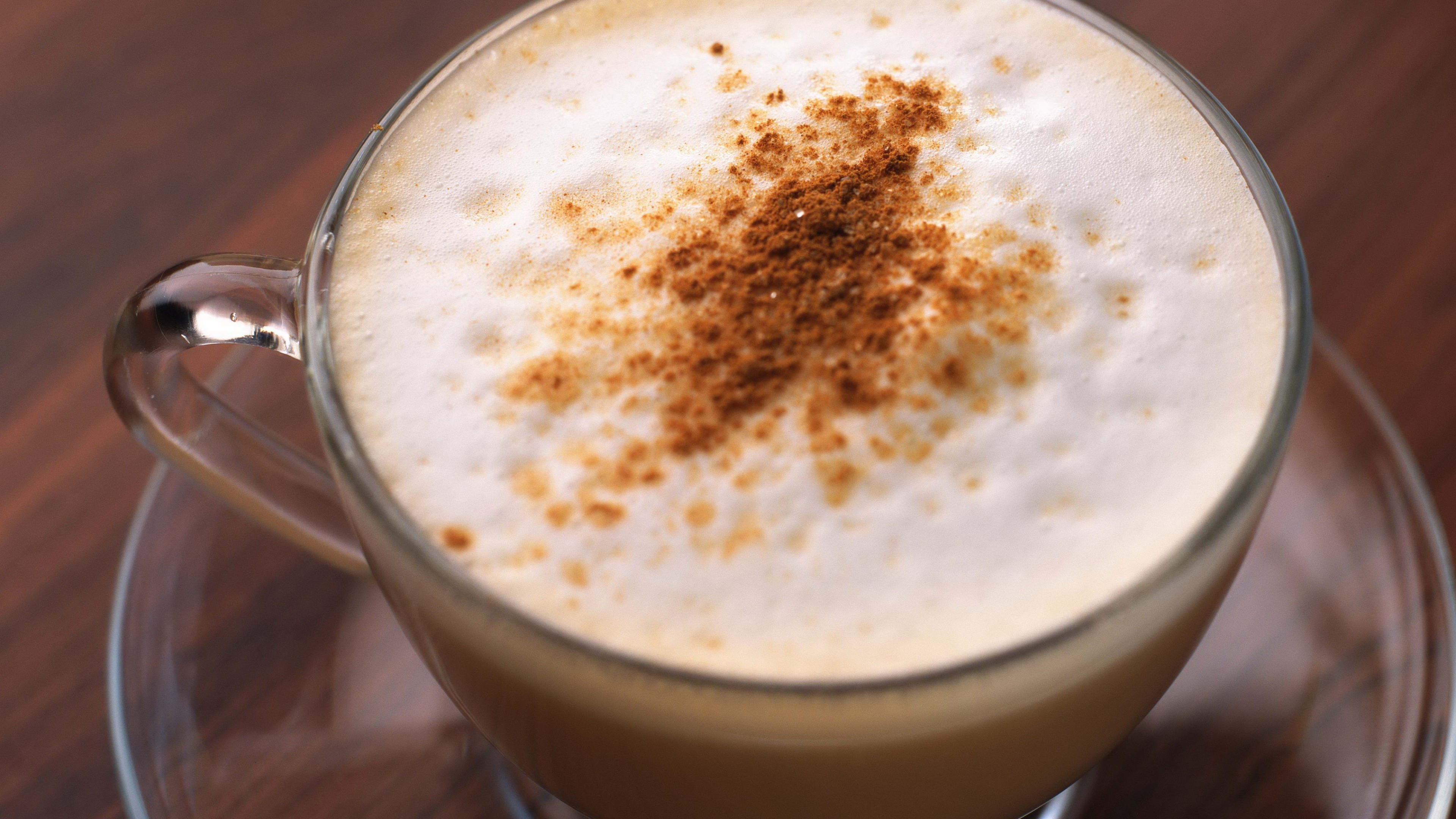 Liquide Blanc Dans Une Tasse en Céramique Noire. Wallpaper in 3840x2160 Resolution