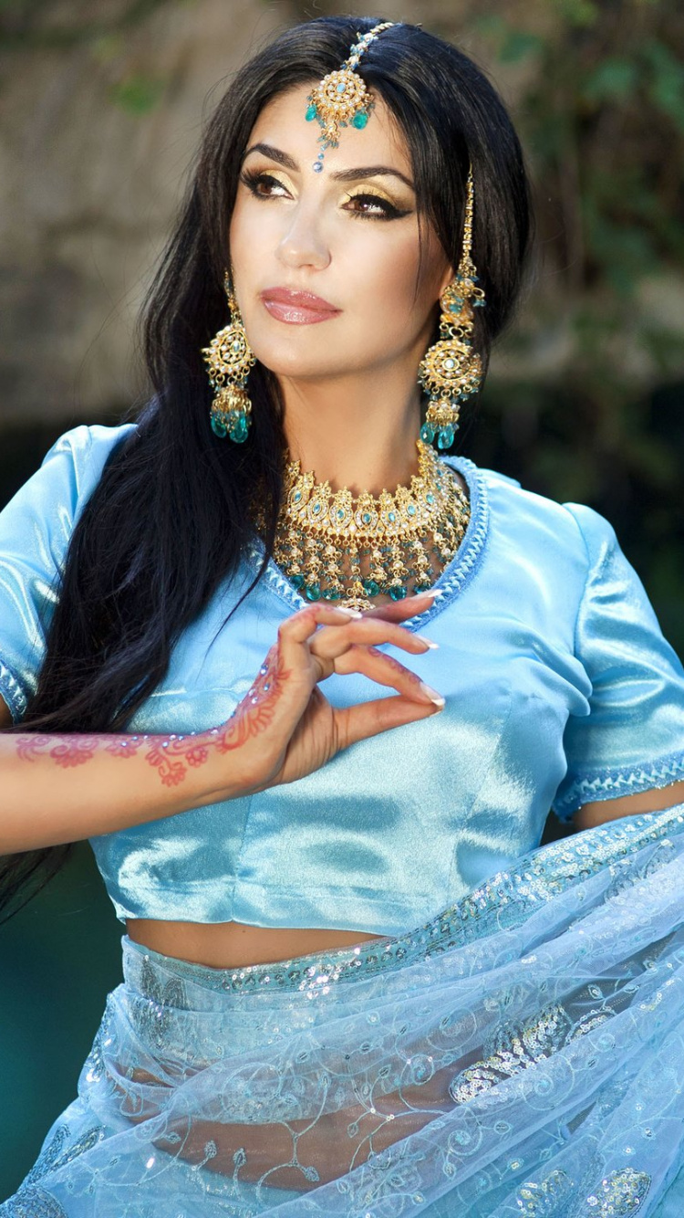 Femme en Robe Bleue et Blanche Portant un Collier de Perles Vertes et Dorées. Wallpaper in 750x1334 Resolution