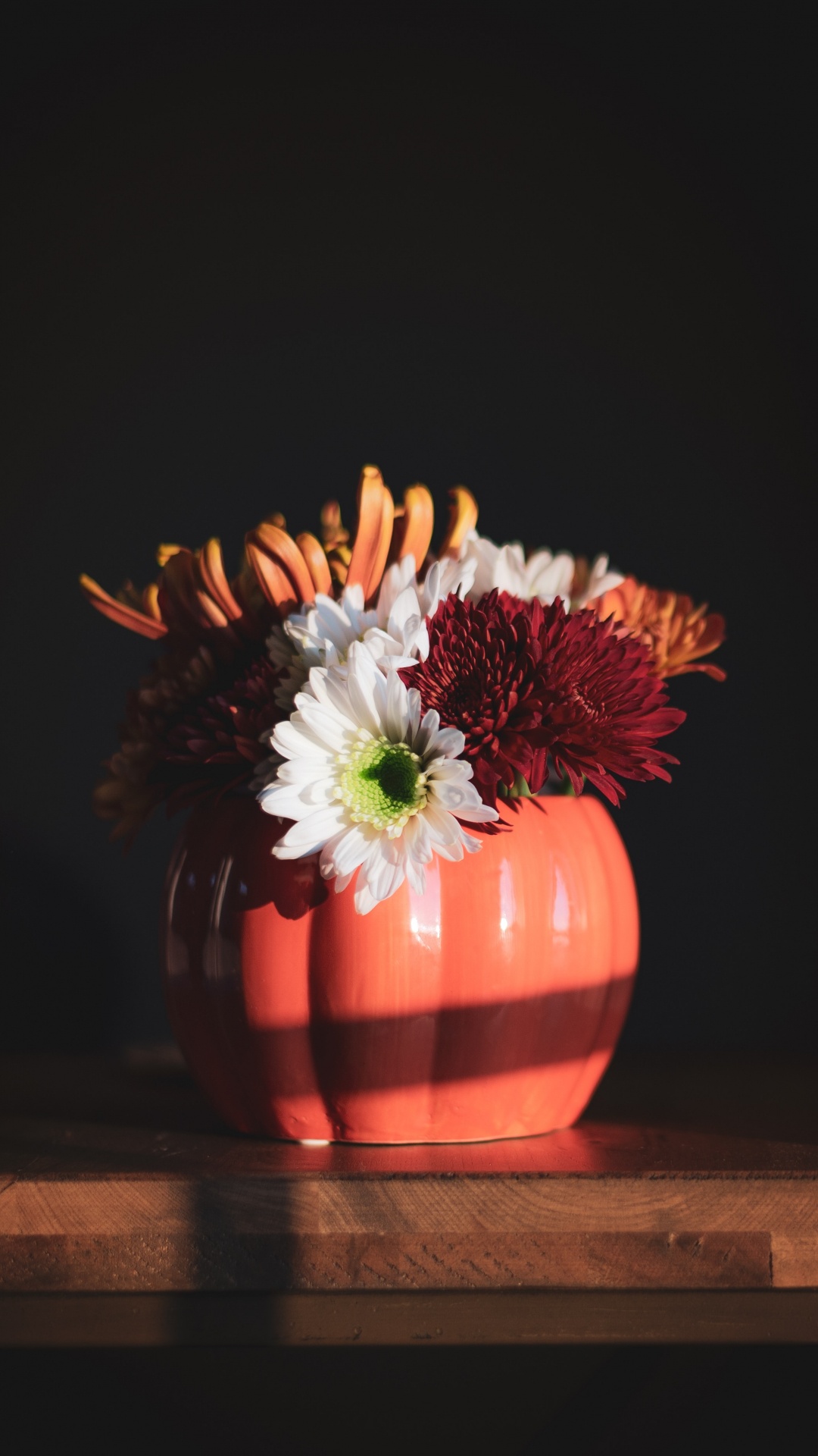 Rote Und Weiße Blume in Orangefarbener Keramikvase Auf Braunem Holztisch. Wallpaper in 1080x1920 Resolution