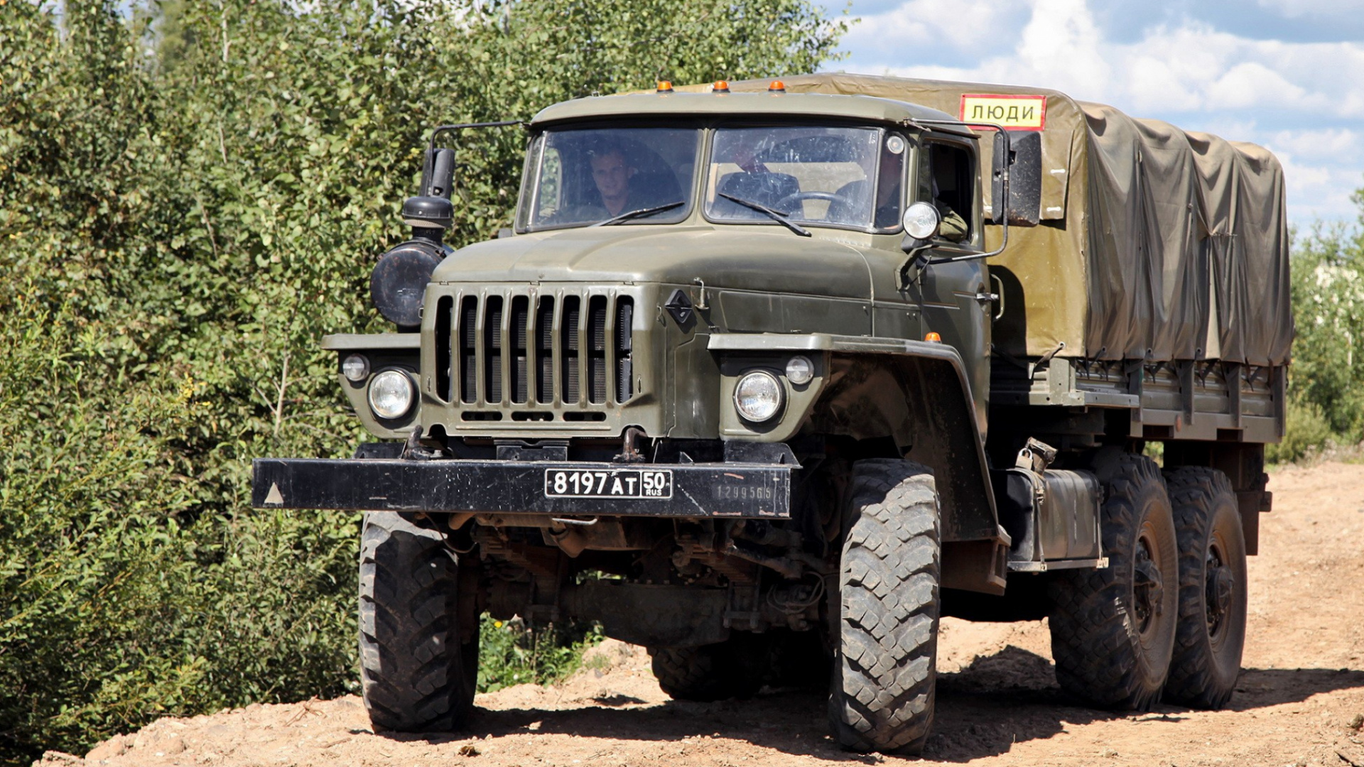 Camion Militaire Marron et Vert. Wallpaper in 1920x1080 Resolution