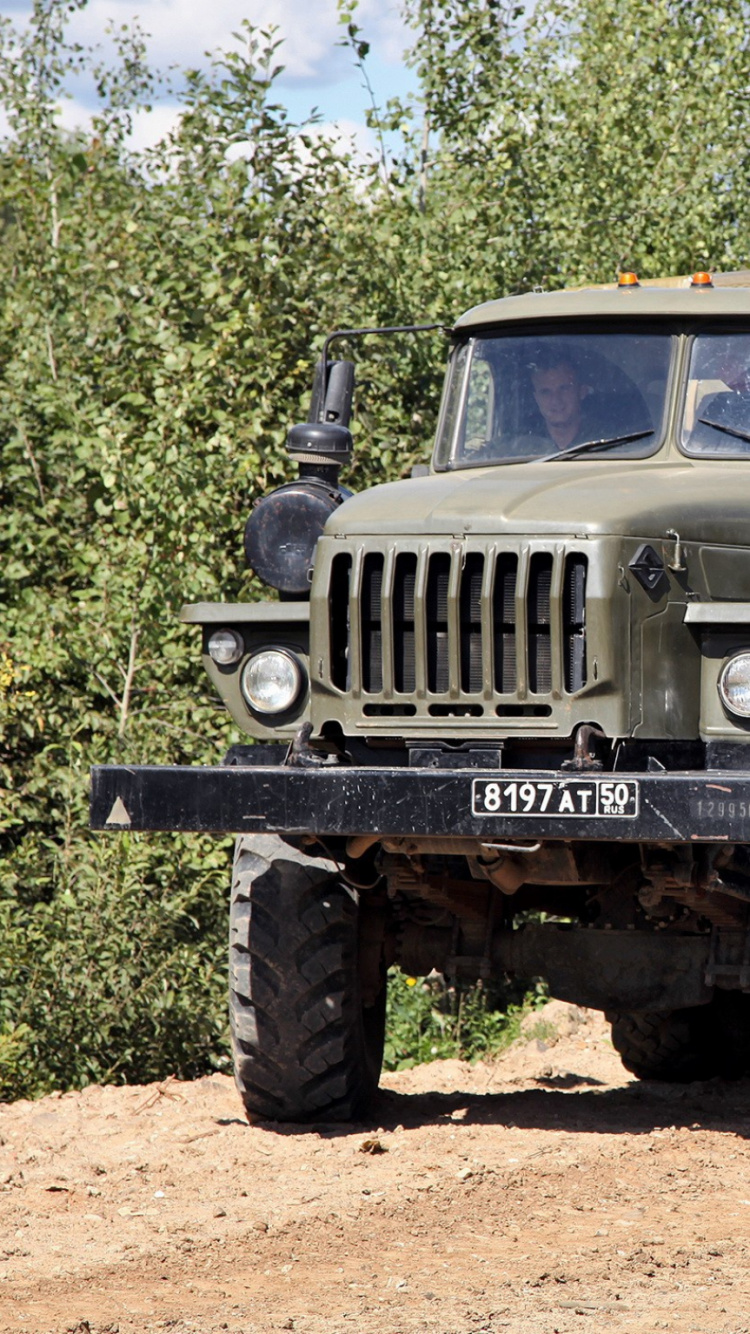 Camion Militaire Marron et Vert. Wallpaper in 750x1334 Resolution
