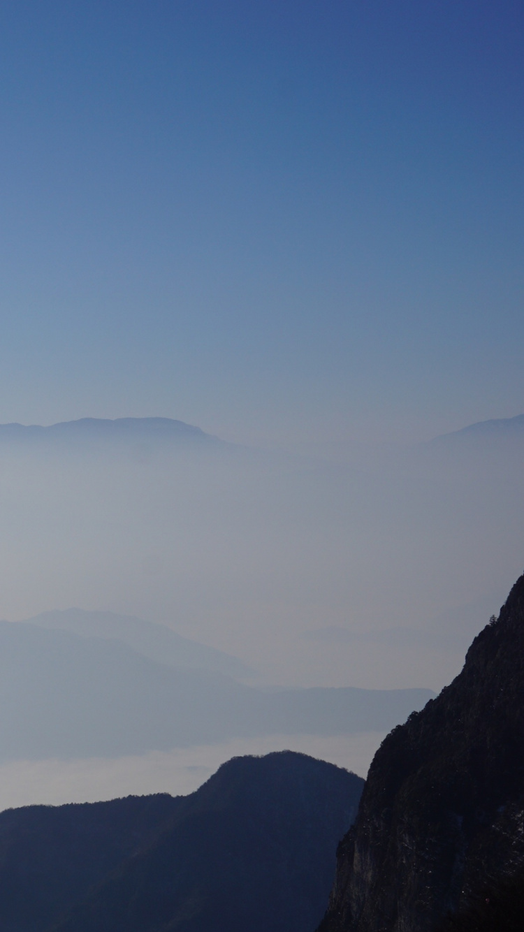 Montagnes Sous Ciel Bleu Pendant la Journée. Wallpaper in 750x1334 Resolution