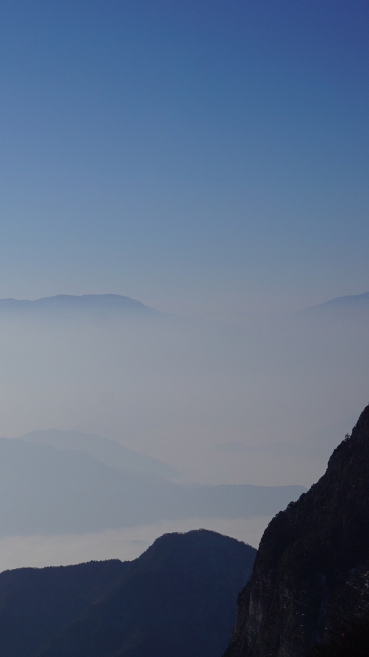 Berge Unter Blauem Himmel Tagsüber. Wallpaper in 720x1280 Resolution