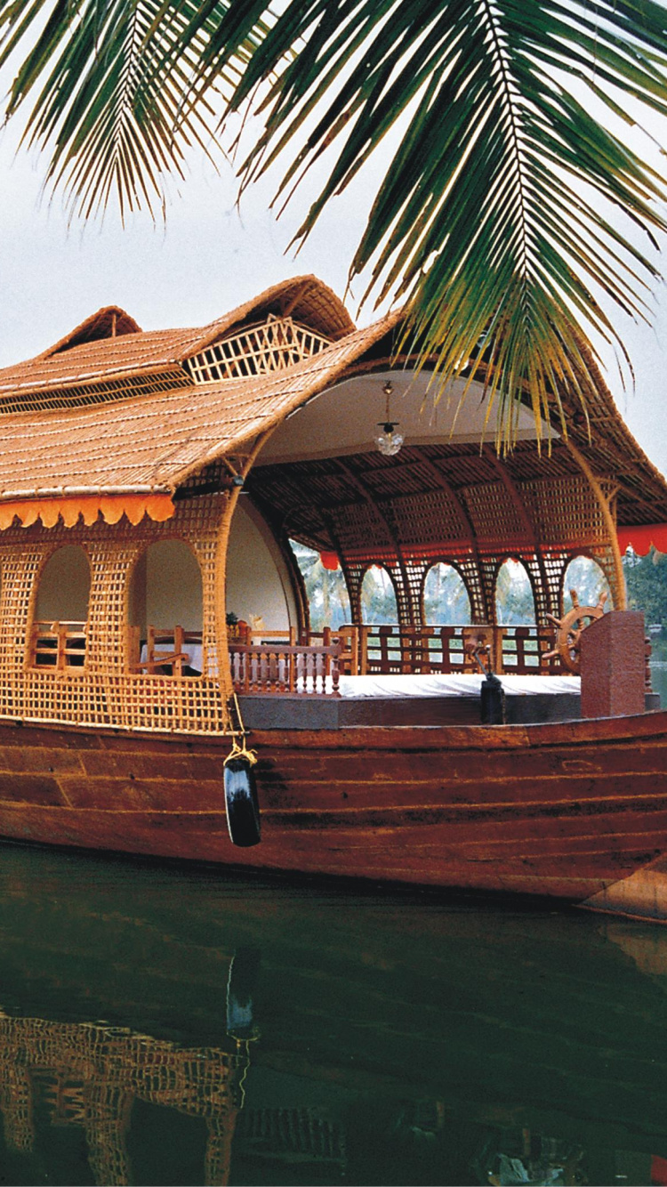 Bateau en Bois Brun Sur L'eau. Wallpaper in 750x1334 Resolution