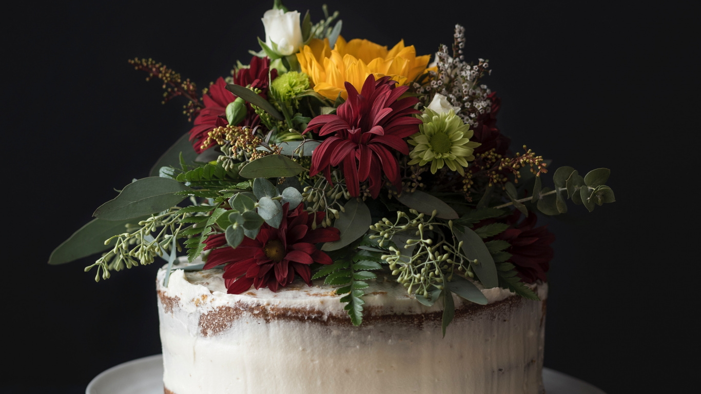 Flores Amarillas y Rojas en Jarrón de Cerámica Blanca.. Wallpaper in 1366x768 Resolution