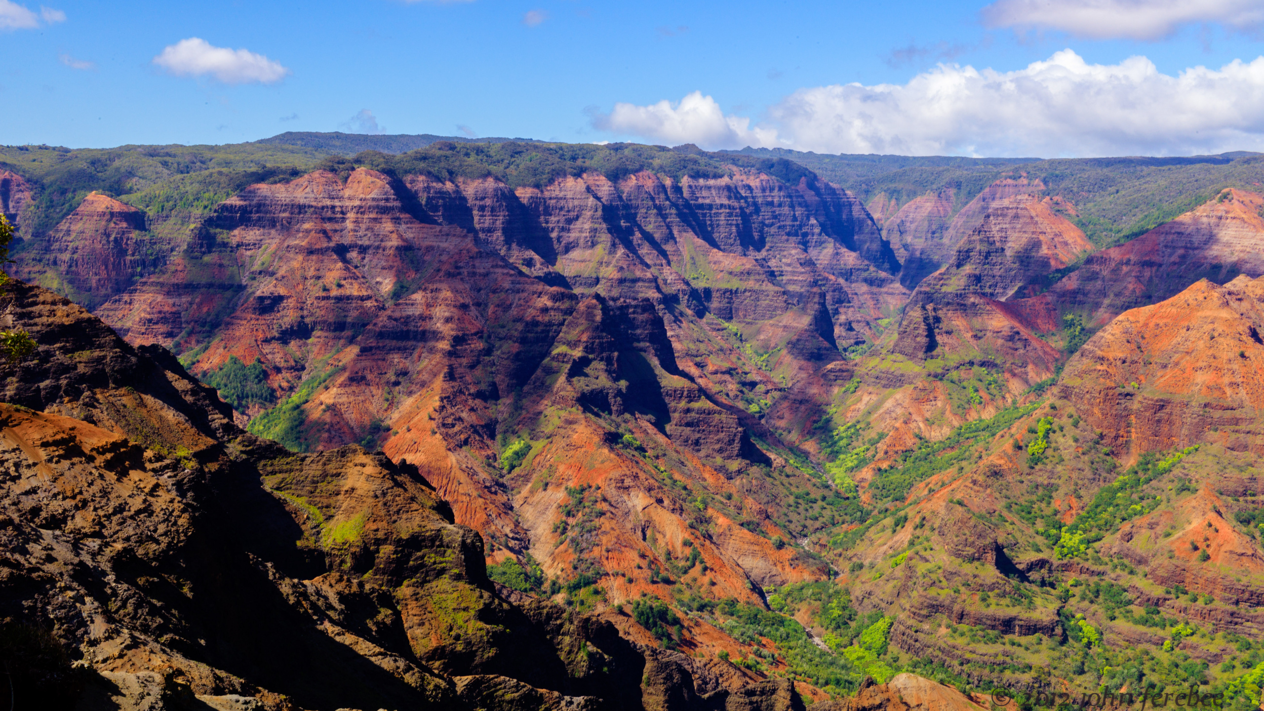 Brown and Green Mountain Under Blue Sky During Daytime. Wallpaper in 2560x1440 Resolution