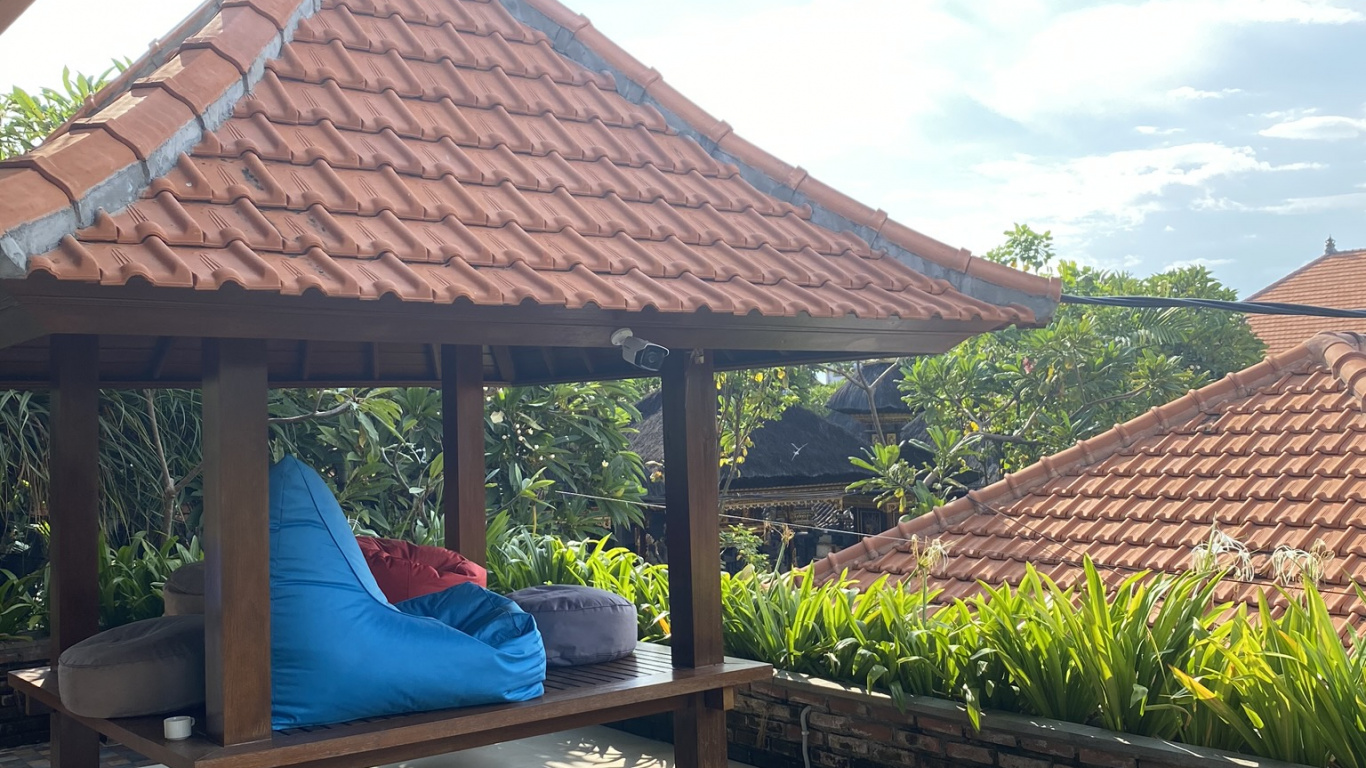 Resort, Immobilier, Toit, Mobilier D'extérieur, Garden. Wallpaper in 1366x768 Resolution