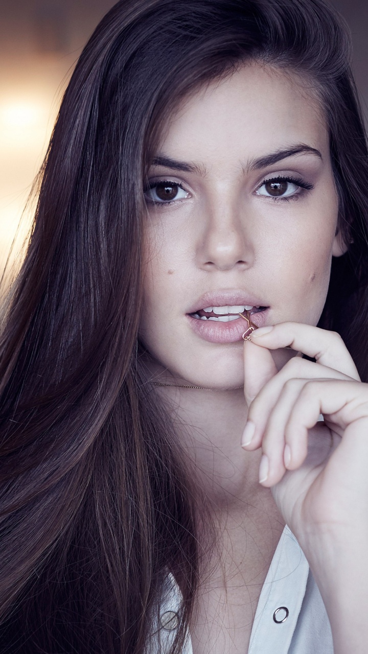 Camila Queiroz, Nariz, Piel, Ceja, Hombro. Wallpaper in 720x1280 Resolution