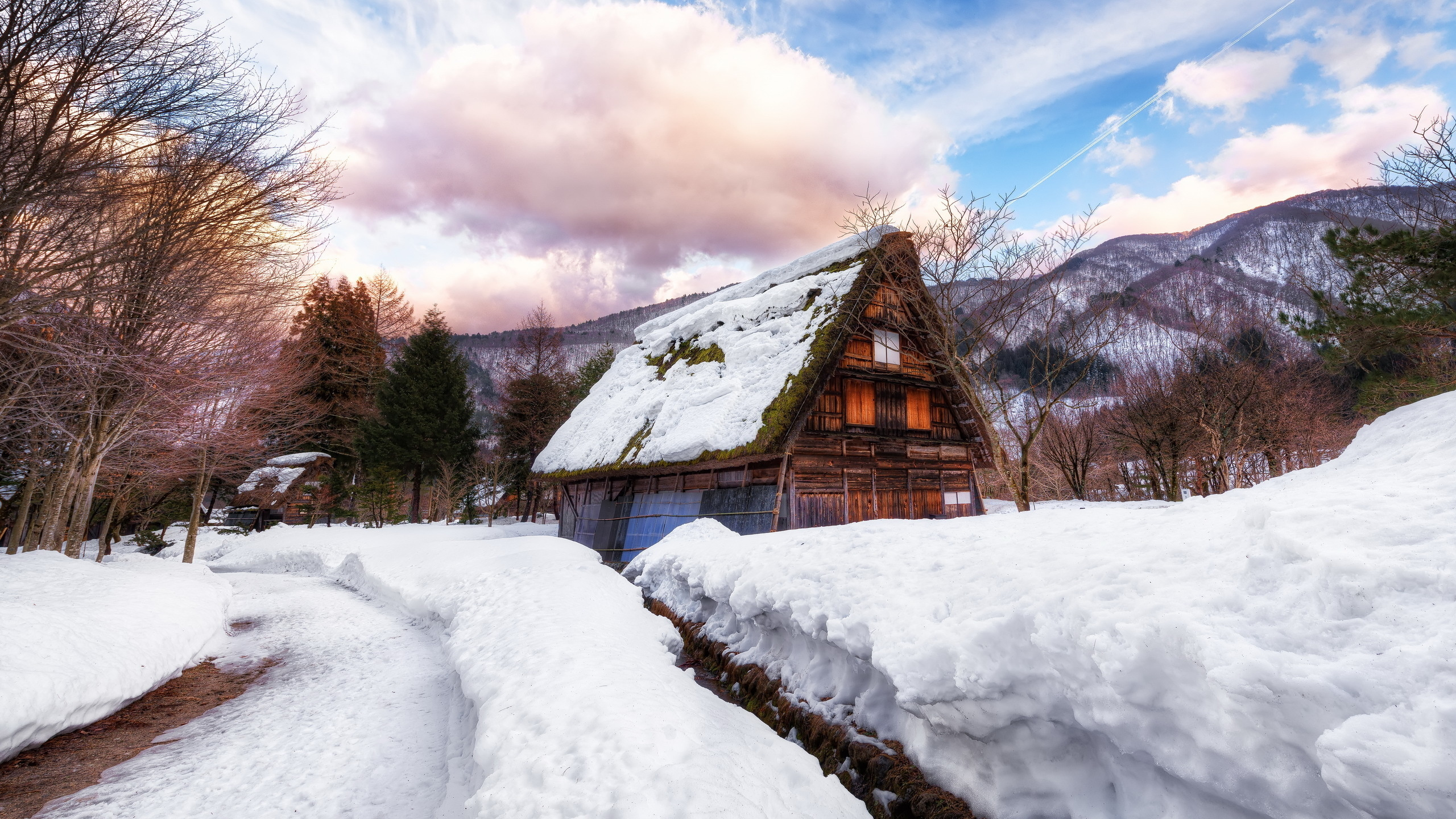 Maison en Bois Marron Sur un Sol Couvert de Neige Sous un Ciel Nuageux Bleu et Blanc Pendant la Journée. Wallpaper in 2560x1440 Resolution