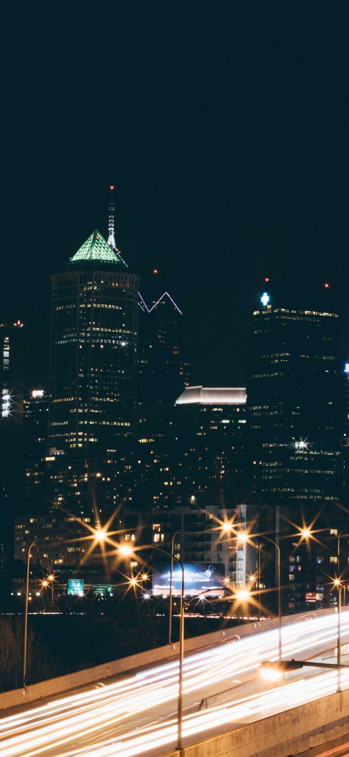 Photographie en Accéléré Des Lumières de la Ville Pendant la Nuit. Wallpaper in 1125x2436 Resolution