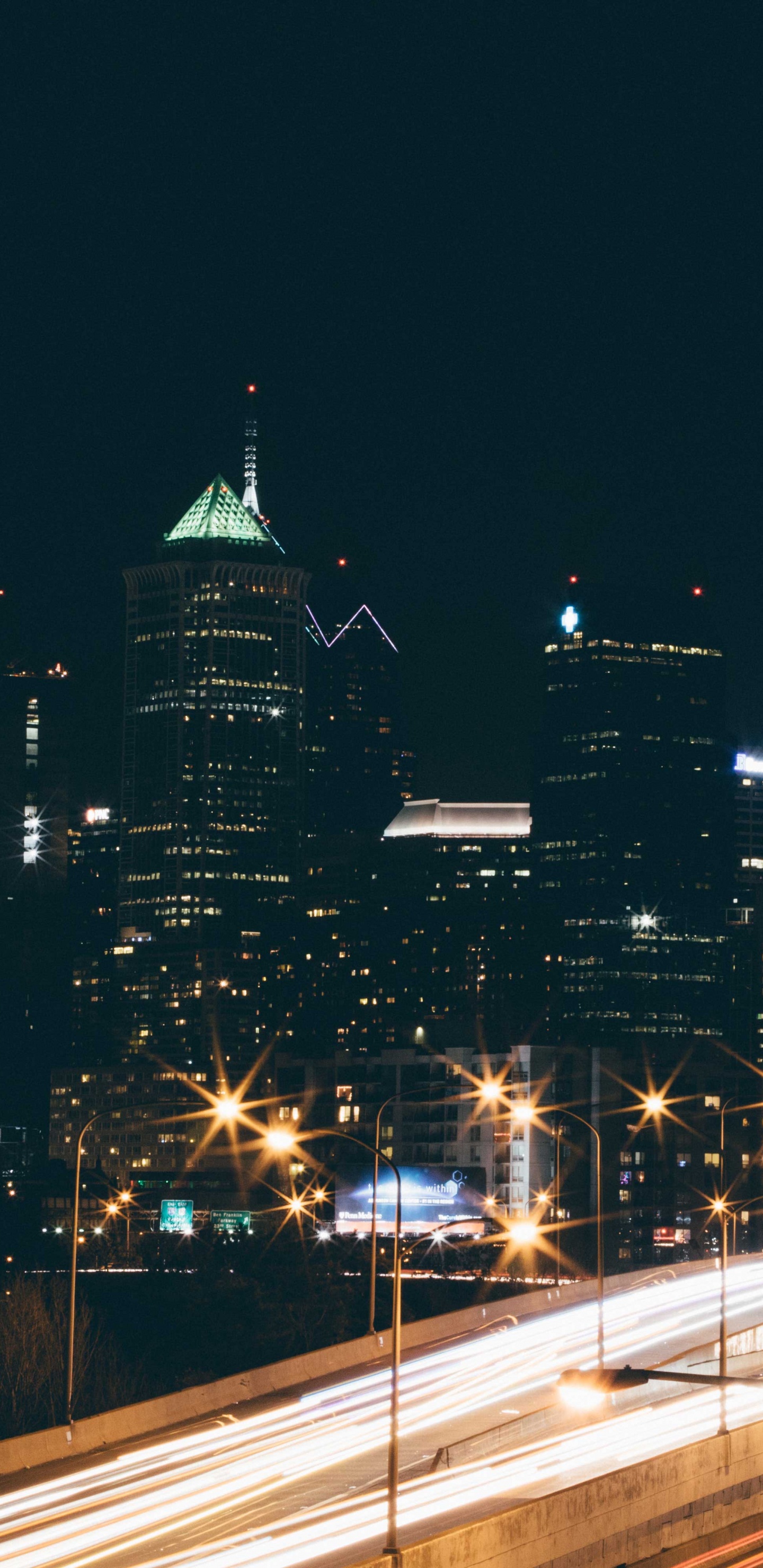 Photographie en Accéléré Des Lumières de la Ville Pendant la Nuit. Wallpaper in 1440x2960 Resolution