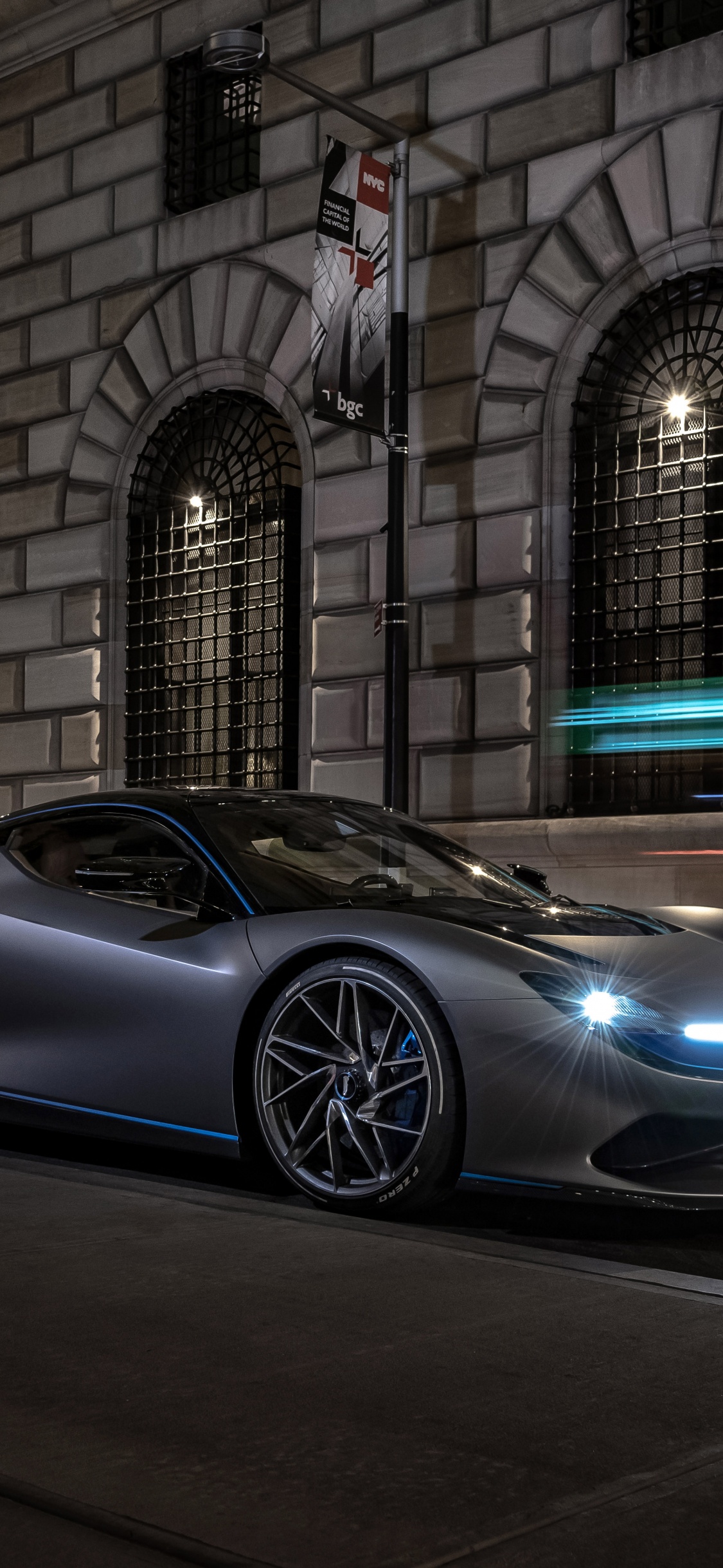 Coupé Noir Garé à Côté du Bâtiment. Wallpaper in 1125x2436 Resolution