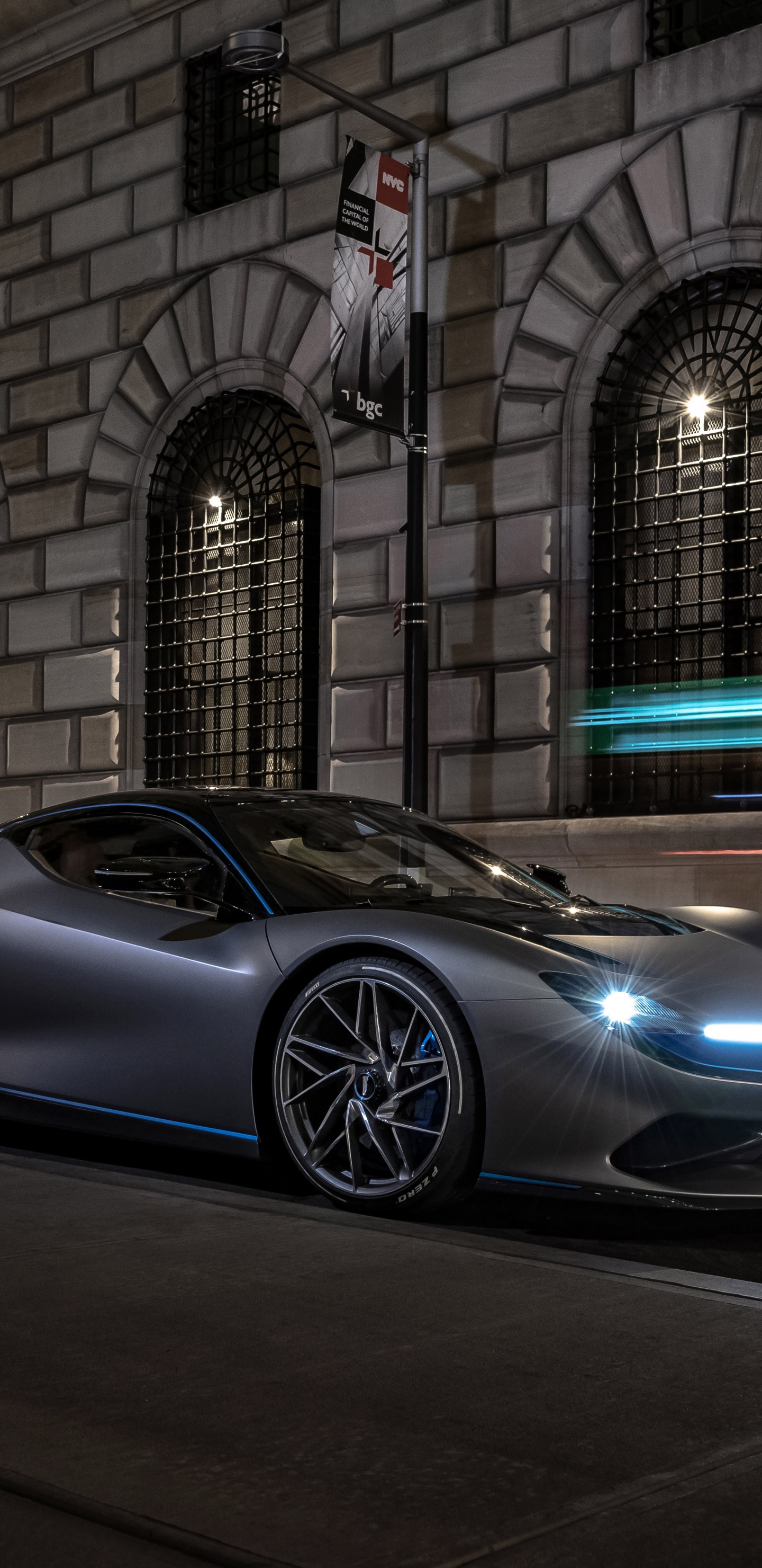 Coupé Noir Garé à Côté du Bâtiment. Wallpaper in 1440x2960 Resolution