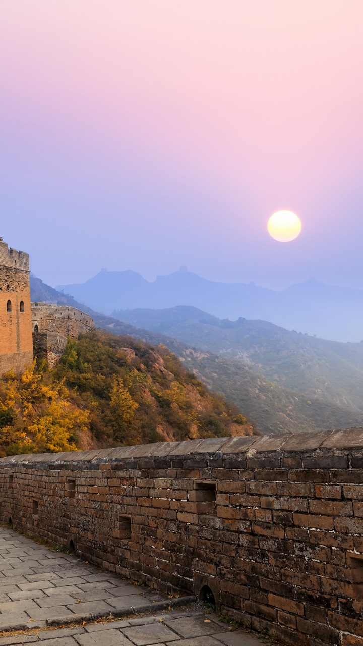 Braune Backsteinbrücke in Der Nähe Von Braunem Betongebäude Tagsüber. Wallpaper in 720x1280 Resolution