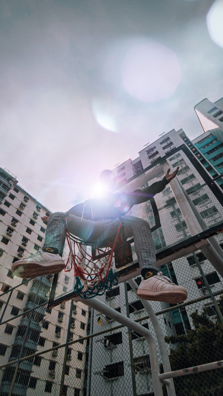 Frau in Schwarz-rotem Kleid, Die Tagsüber Auf Einer Braunen Holzleiter Steht. Wallpaper in 720x1280 Resolution