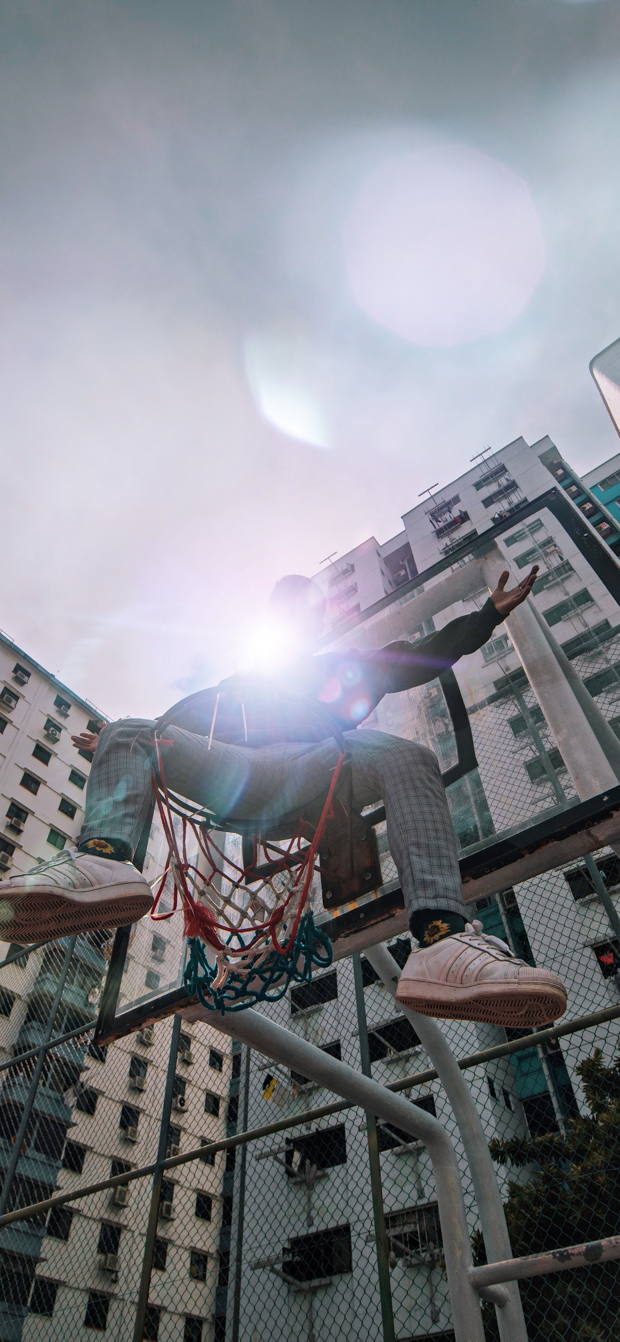 Femme en Robe Noire et Rouge Debout Sur Une Échelle en Bois Marron Pendant la Journée. Wallpaper in 1242x2688 Resolution