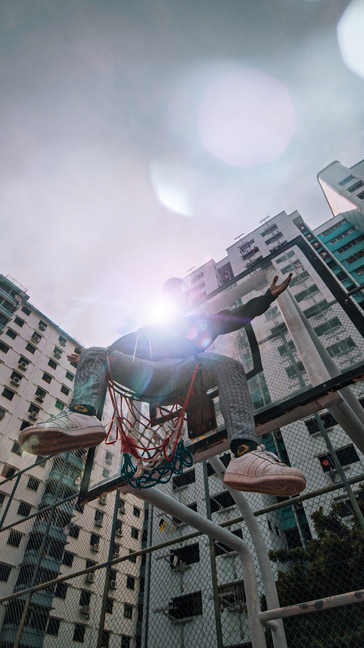 Femme en Robe Noire et Rouge Debout Sur Une Échelle en Bois Marron Pendant la Journée. Wallpaper in 750x1334 Resolution
