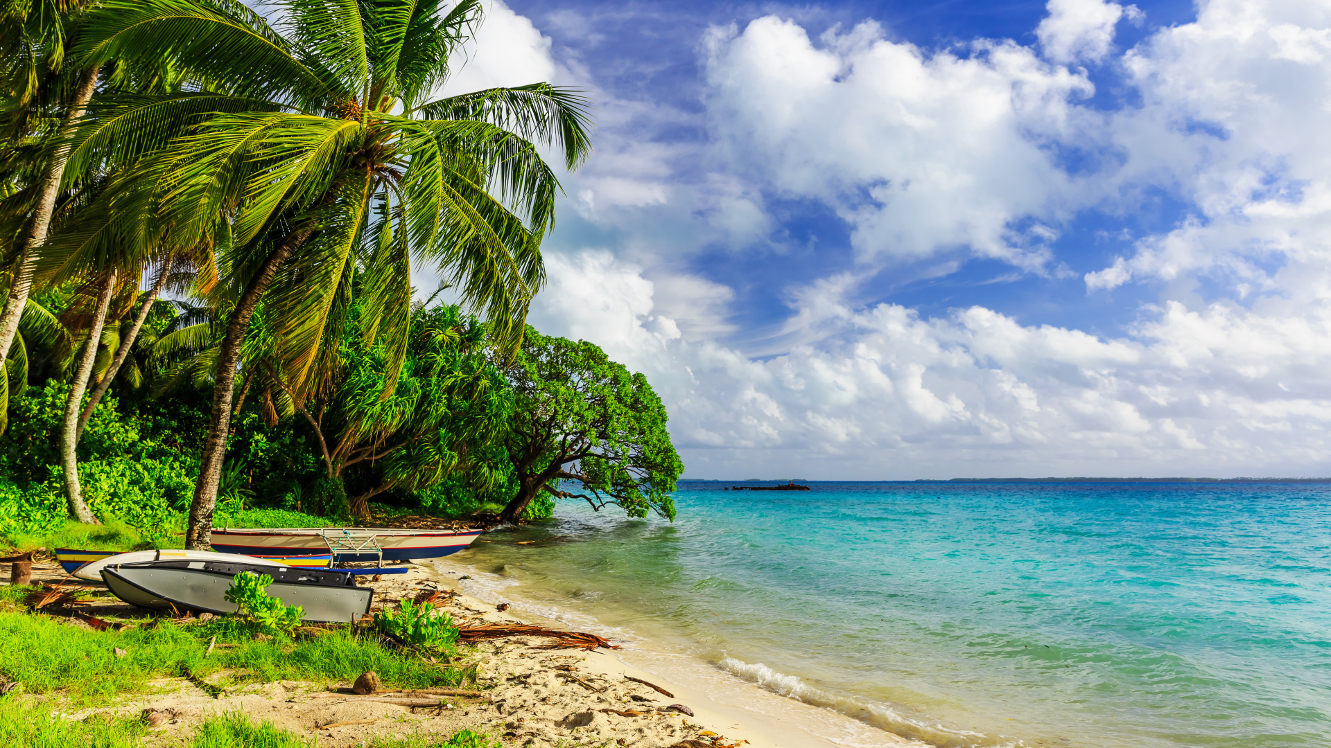 Bateau Blanc et Bleu Sur la Plage Pendant la Journée. Wallpaper in 1920x1080 Resolution