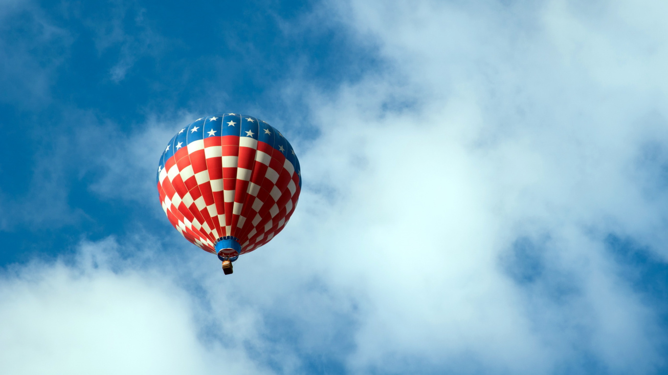 Roter Blauer Und Gelber Heißluftballon in Der Luft Unter Weißen Wolken Und Blauem Himmel. Wallpaper in 1366x768 Resolution