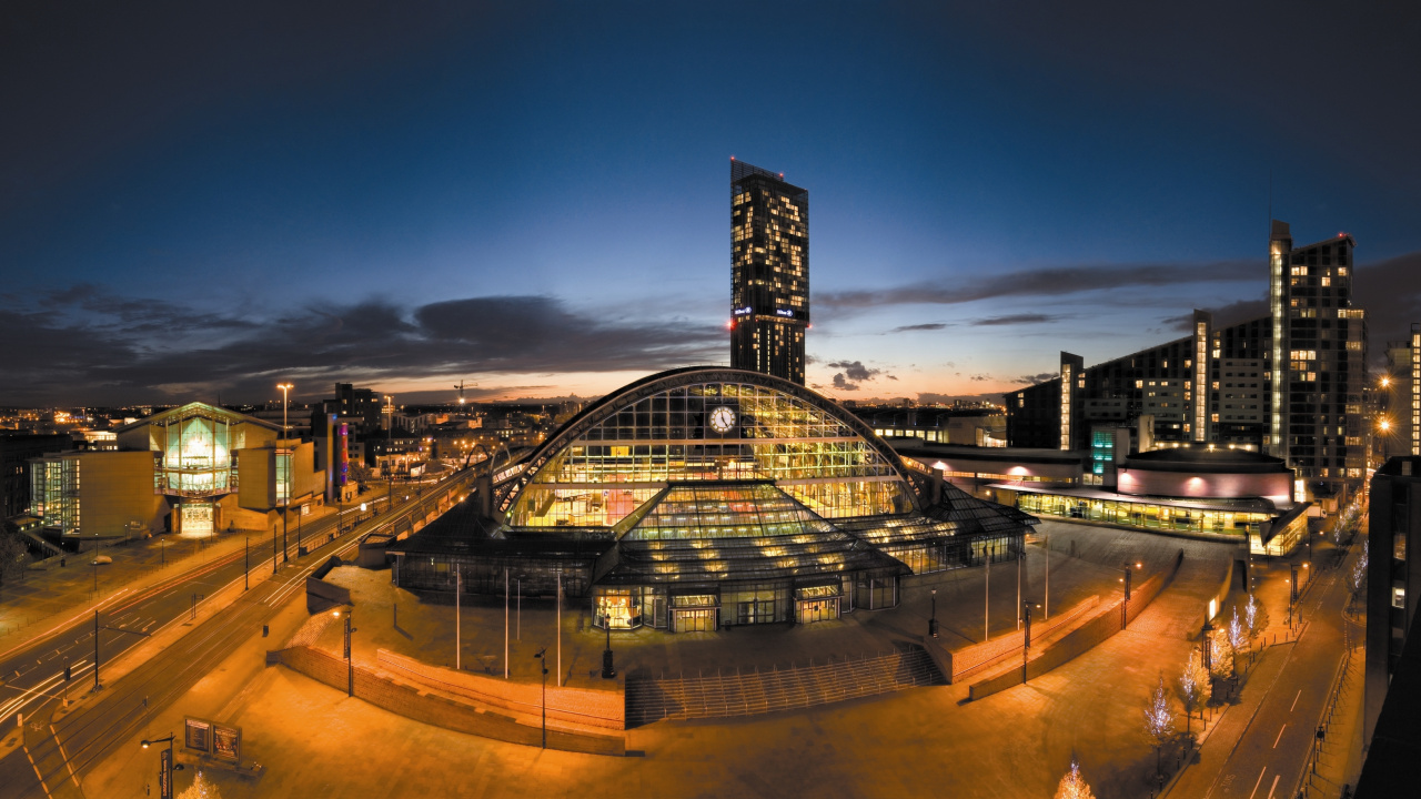 Bâtiment en Béton Noir et Blanc Pendant la Nuit. Wallpaper in 1280x720 Resolution