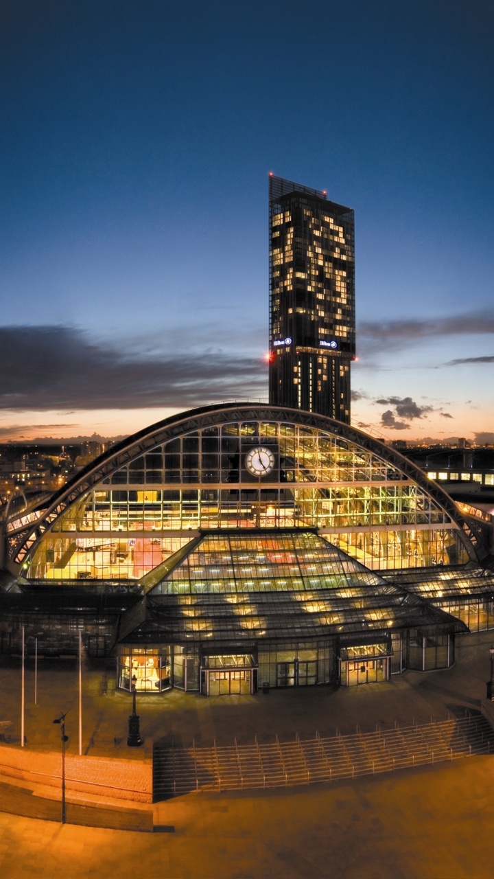 Schwarz-weißes Betongebäude Während Der Nacht Night. Wallpaper in 720x1280 Resolution