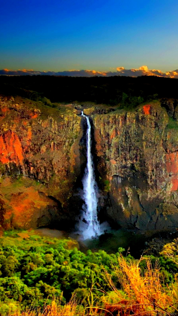 Cascades Sur la Montagne Rocheuse Brune Sous Ciel Bleu Pendant la Journée. Wallpaper in 750x1334 Resolution