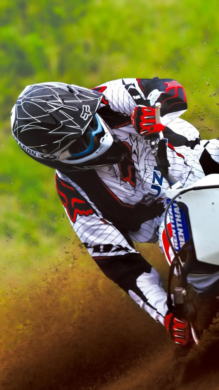 Mann, Der Motocross-Dirt-Bike Fährt. Wallpaper in 750x1334 Resolution
