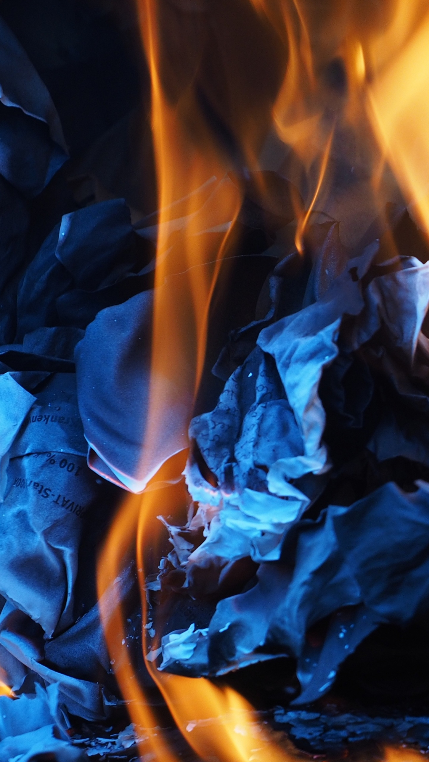 Flamme Bleue et Orange Sur Surface Noire. Wallpaper in 1440x2560 Resolution