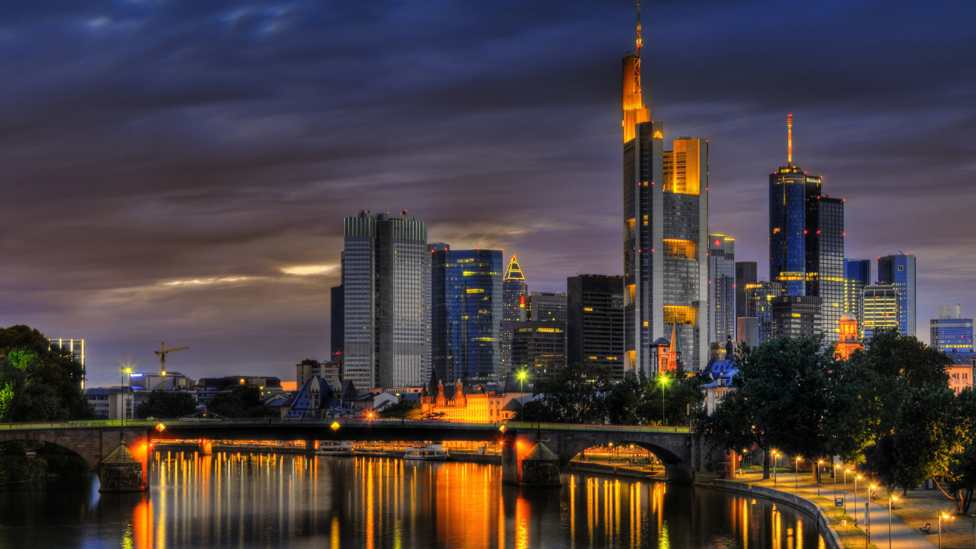 Skyline Der Stadt Über Gewässer Während Der Nacht. Wallpaper in 1366x768 Resolution