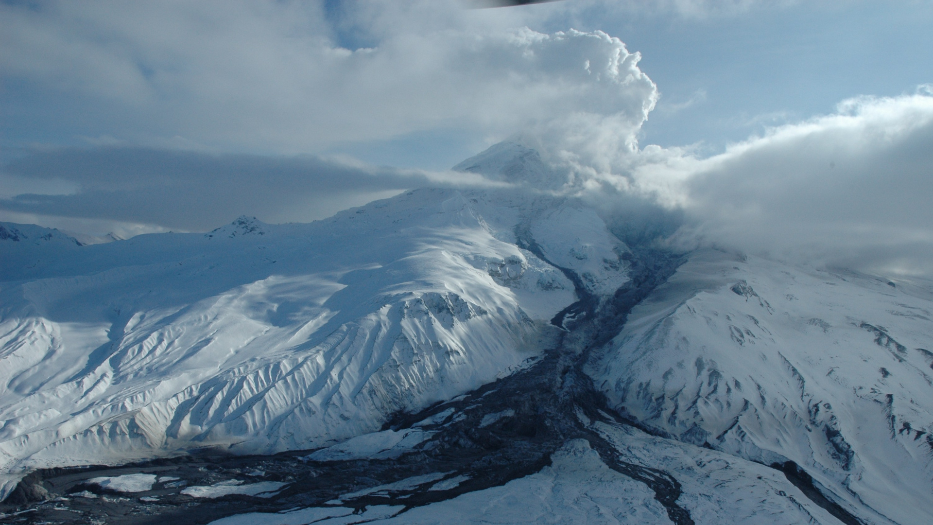 Montagne Couverte de Neige Sous Des Nuages Blancs Pendant la Journée. Wallpaper in 1920x1080 Resolution