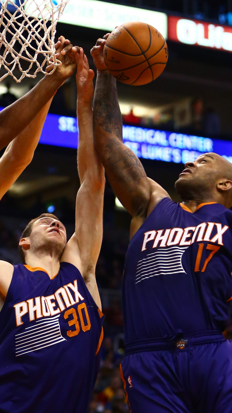 Jugadores de Baloncesto en Camiseta Azul Jugando Baloncesto. Wallpaper in 750x1334 Resolution