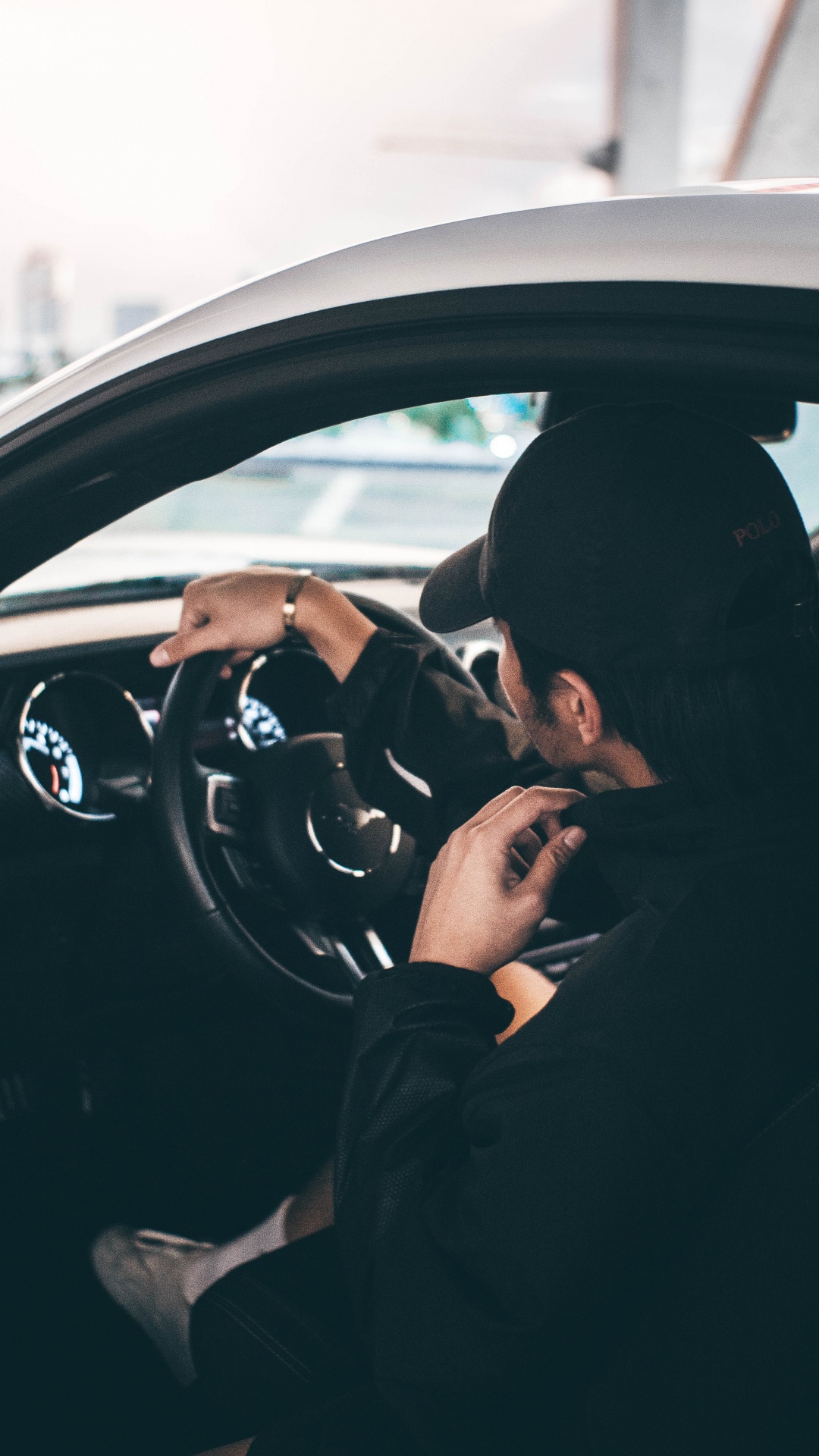Homme en Veste Noire Conduisant Une Voiture Pendant la Journée. Wallpaper in 1080x1920 Resolution