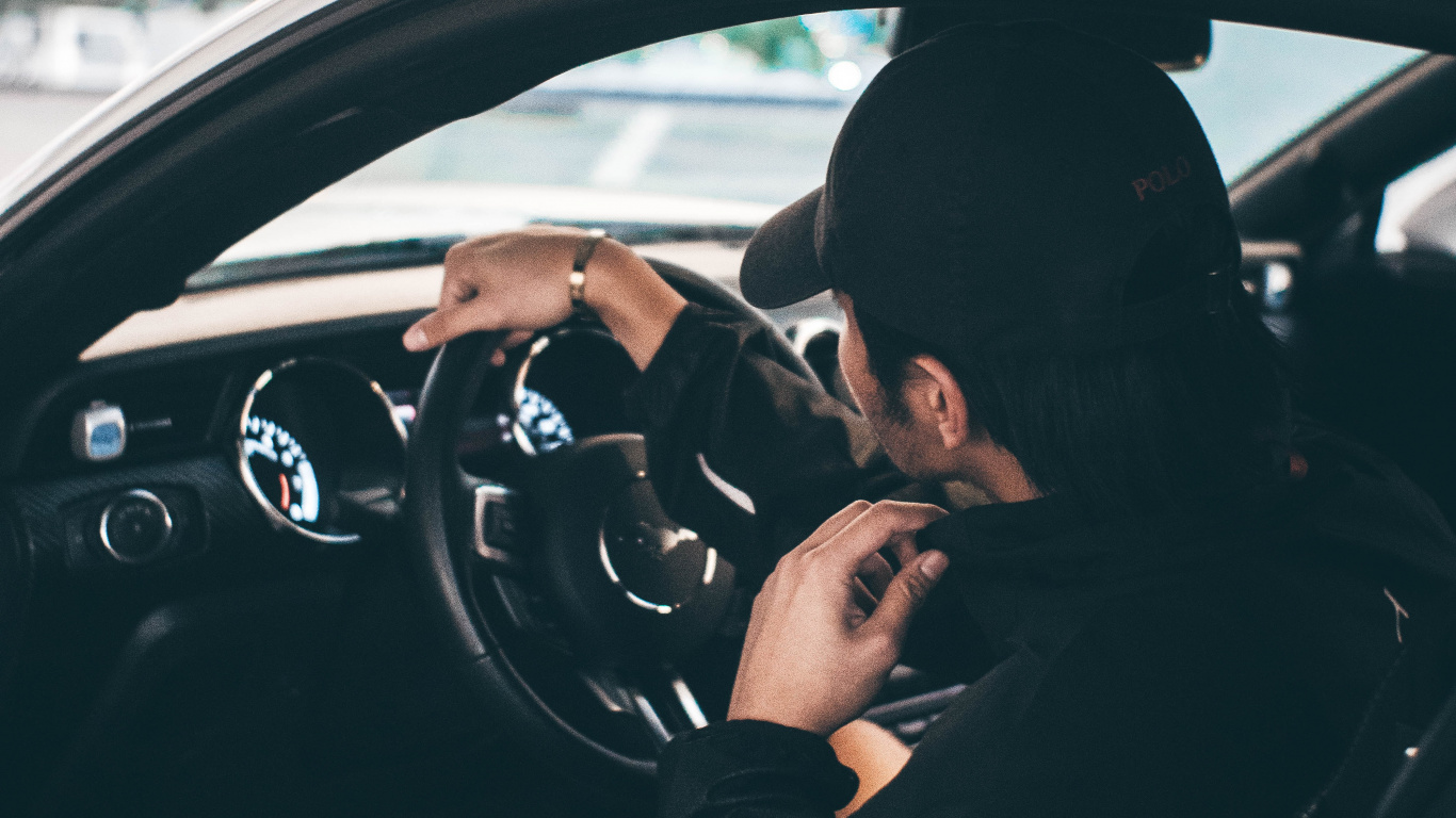 Homme en Veste Noire Conduisant Une Voiture Pendant la Journée. Wallpaper in 1366x768 Resolution