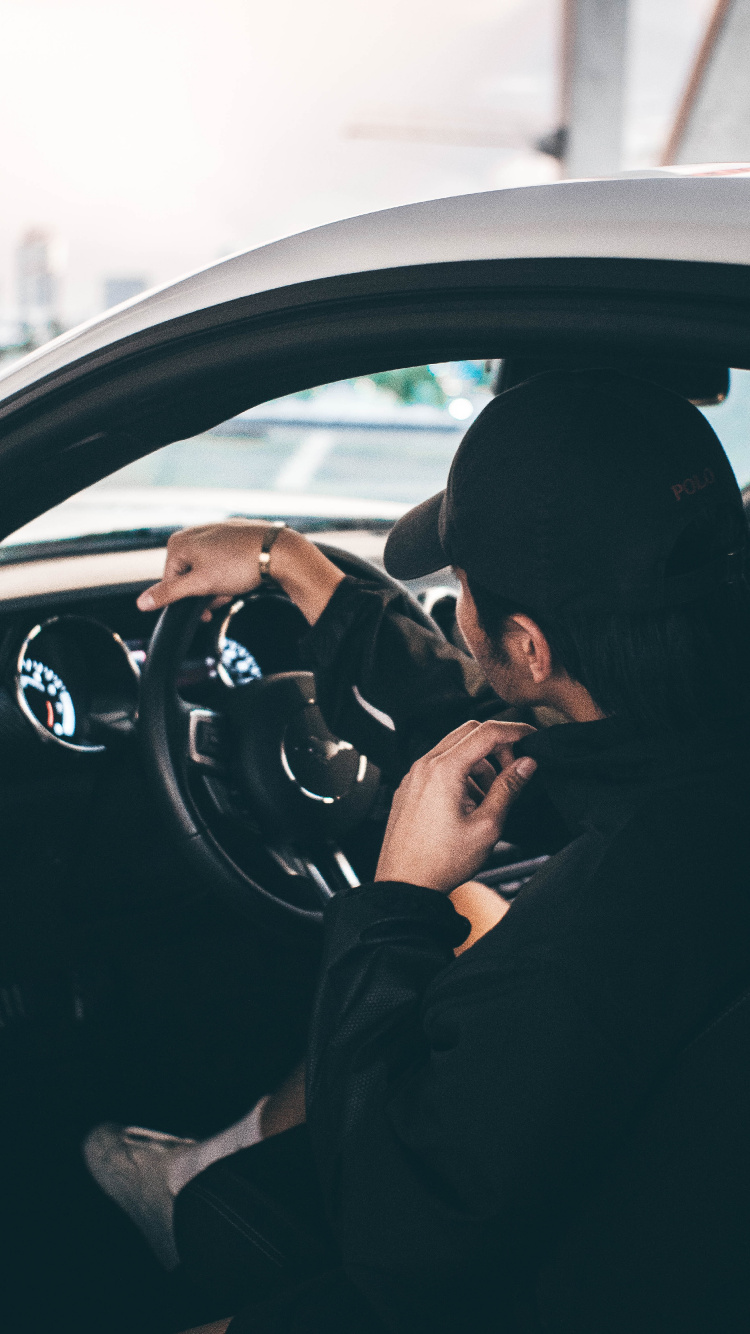 Homme en Veste Noire Conduisant Une Voiture Pendant la Journée. Wallpaper in 750x1334 Resolution