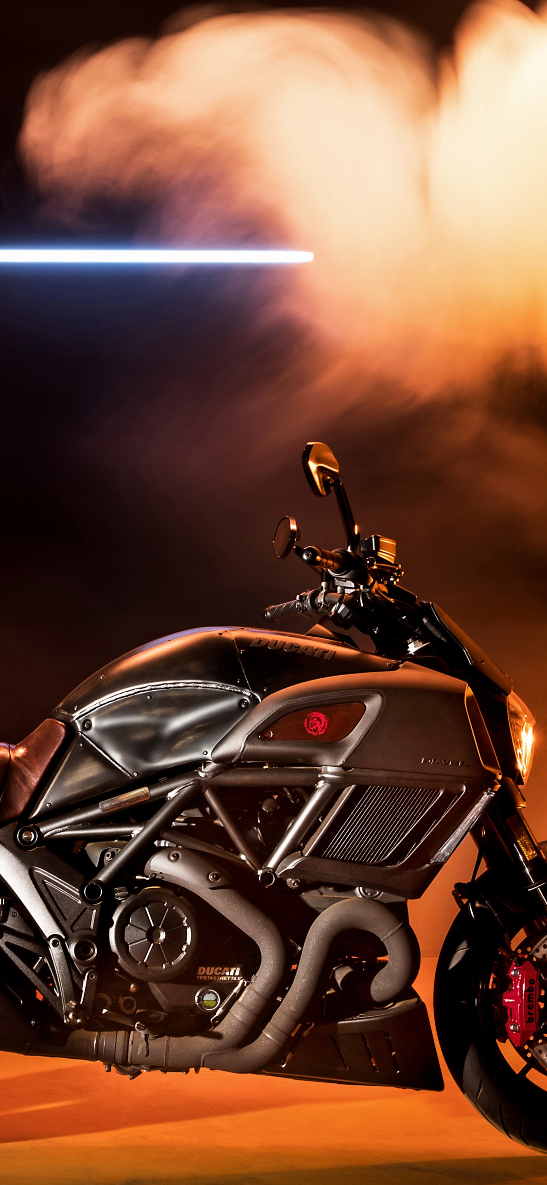 Schwarz-rotes Sportrad. Wallpaper in 1125x2436 Resolution