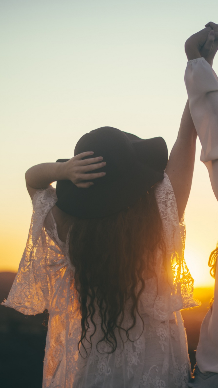 Freundschaft, Spaß, Sonnenlicht, Sonnenaufgang, Widder. Wallpaper in 750x1334 Resolution