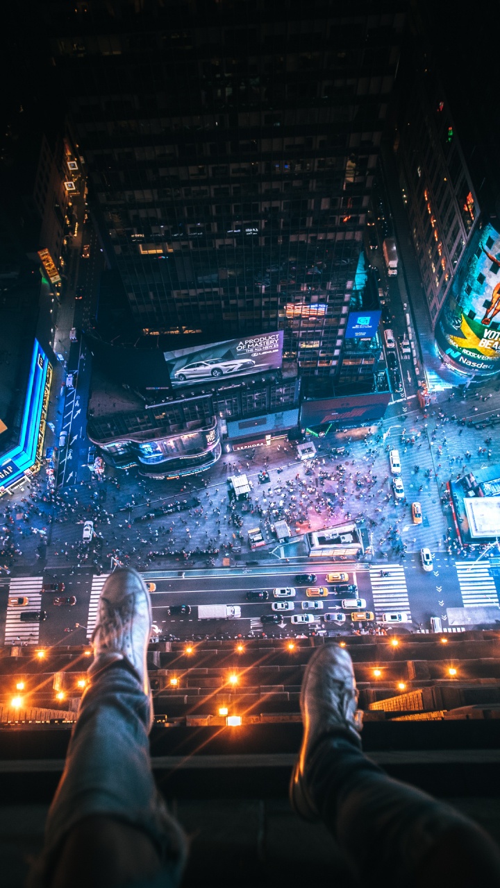 Personne en Pantalon Noir et Chaussures Noires au Sommet du Bâtiment Pendant la Nuit. Wallpaper in 720x1280 Resolution