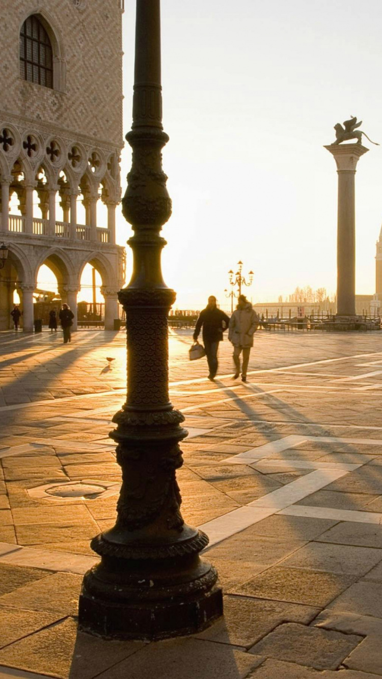 Gente Caminando en la Acera Durante el Día. Wallpaper in 750x1334 Resolution