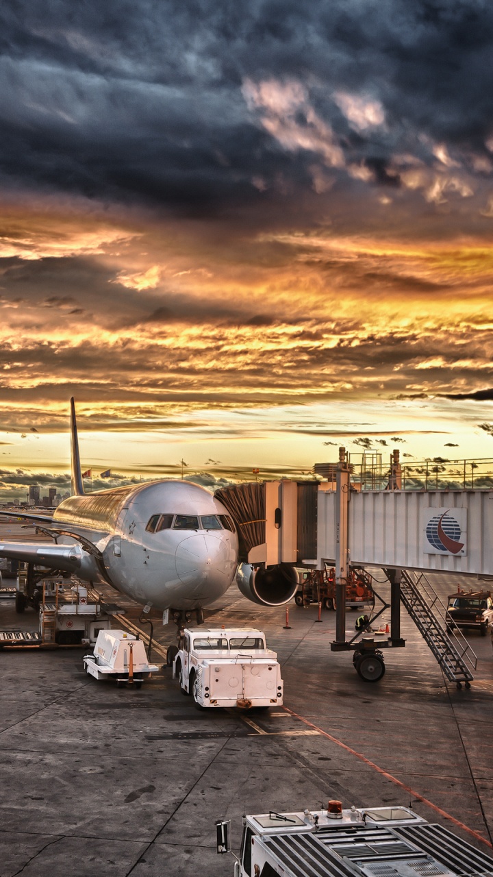 Aircraft, Airplane, Boeing 767, Boeing Co, Runway. Wallpaper in 720x1280 Resolution