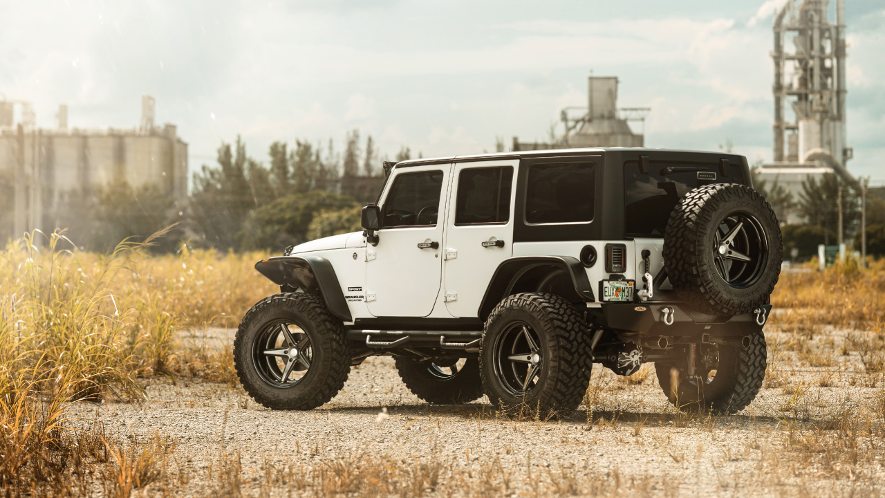 Jeep Wrangler Blanc et Noir Sur Champ Brun Pendant la Journée. Wallpaper in 1280x720 Resolution