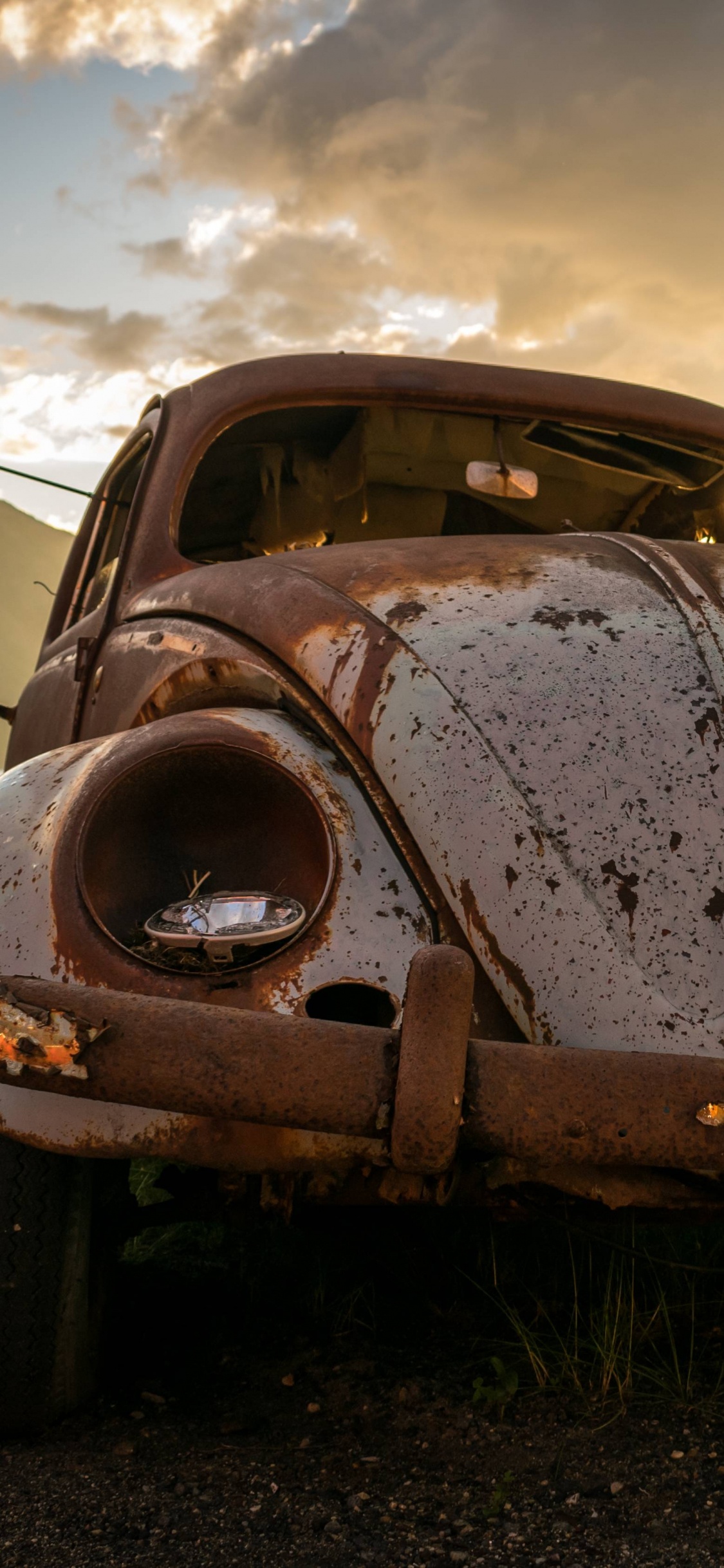 Brown Vintage Car on Green Grass Field During Daytime. Wallpaper in 1125x2436 Resolution