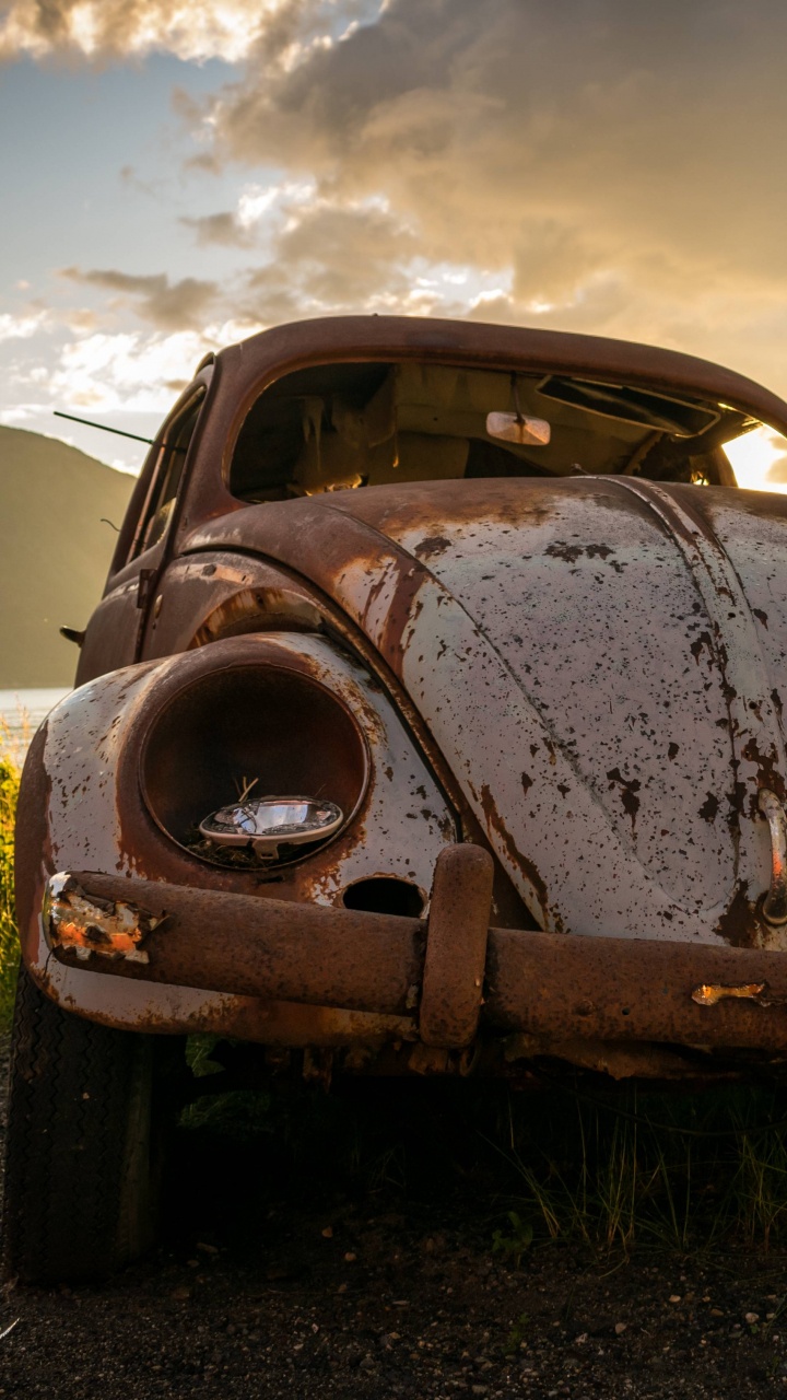 Brown Vintage Car Sur Terrain D'herbe Verte Pendant la Journée. Wallpaper in 720x1280 Resolution