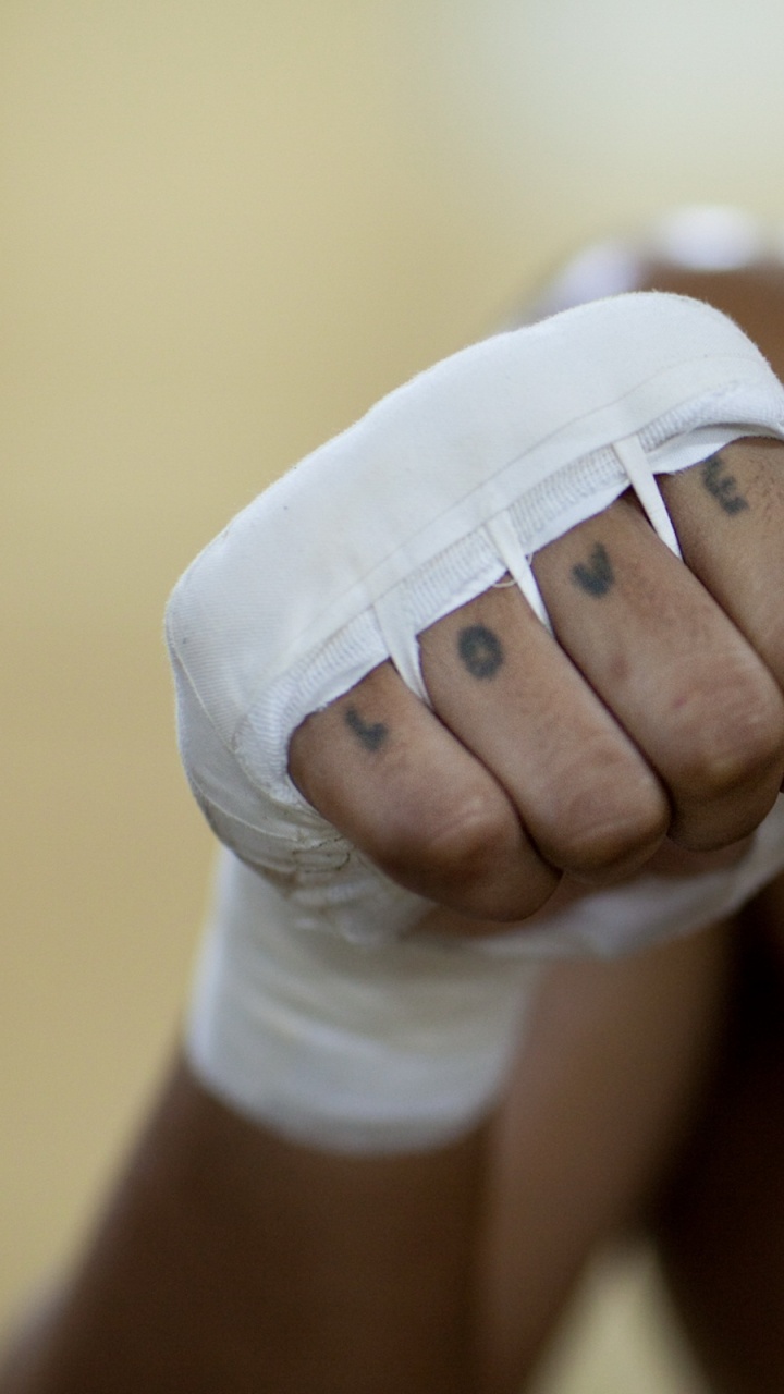 Mujer en Topless Con Mascarilla Blanca y Azul. Wallpaper in 720x1280 Resolution