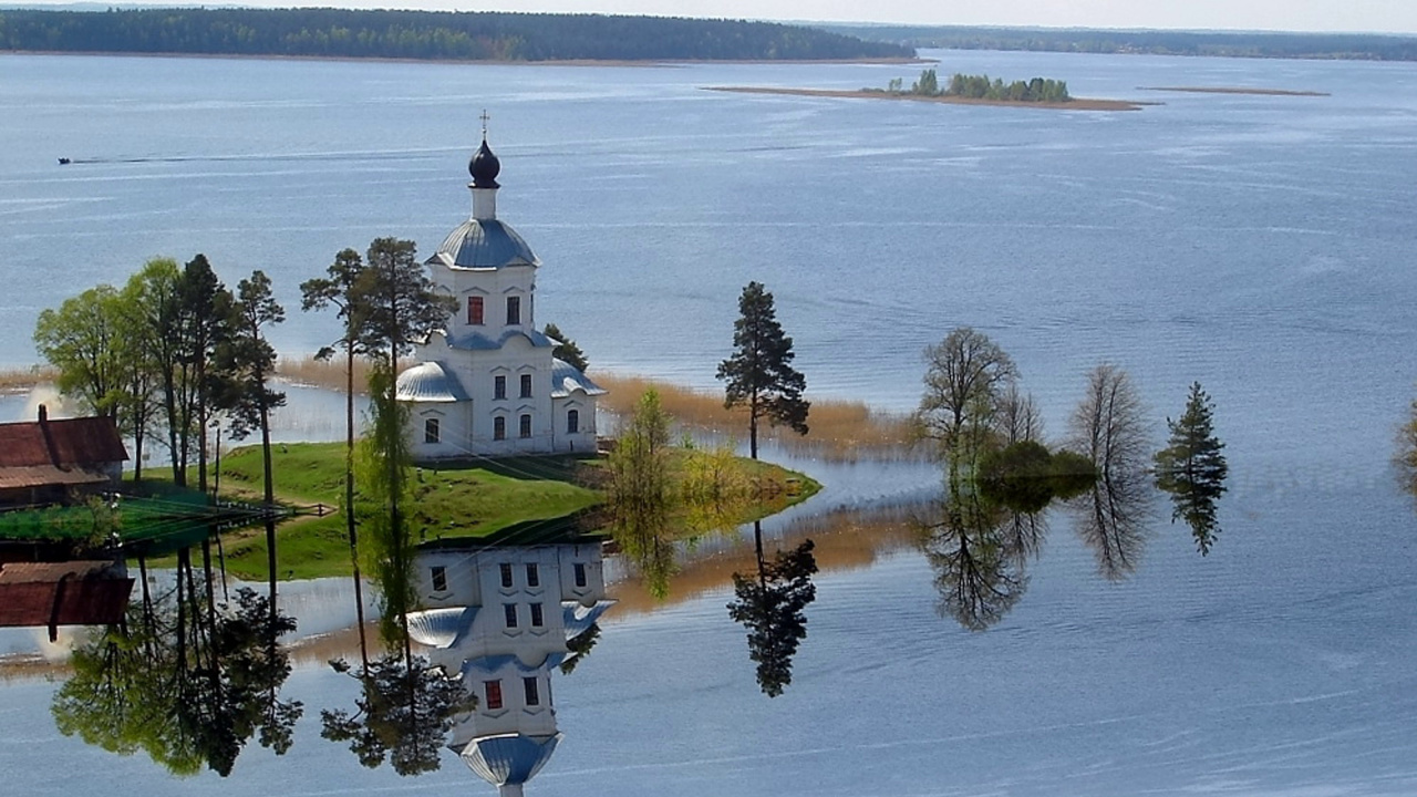 Edificio de Hormigón Blanco y Negro Cerca Del Cuerpo de Agua Durante el Día. Wallpaper in 1280x720 Resolution