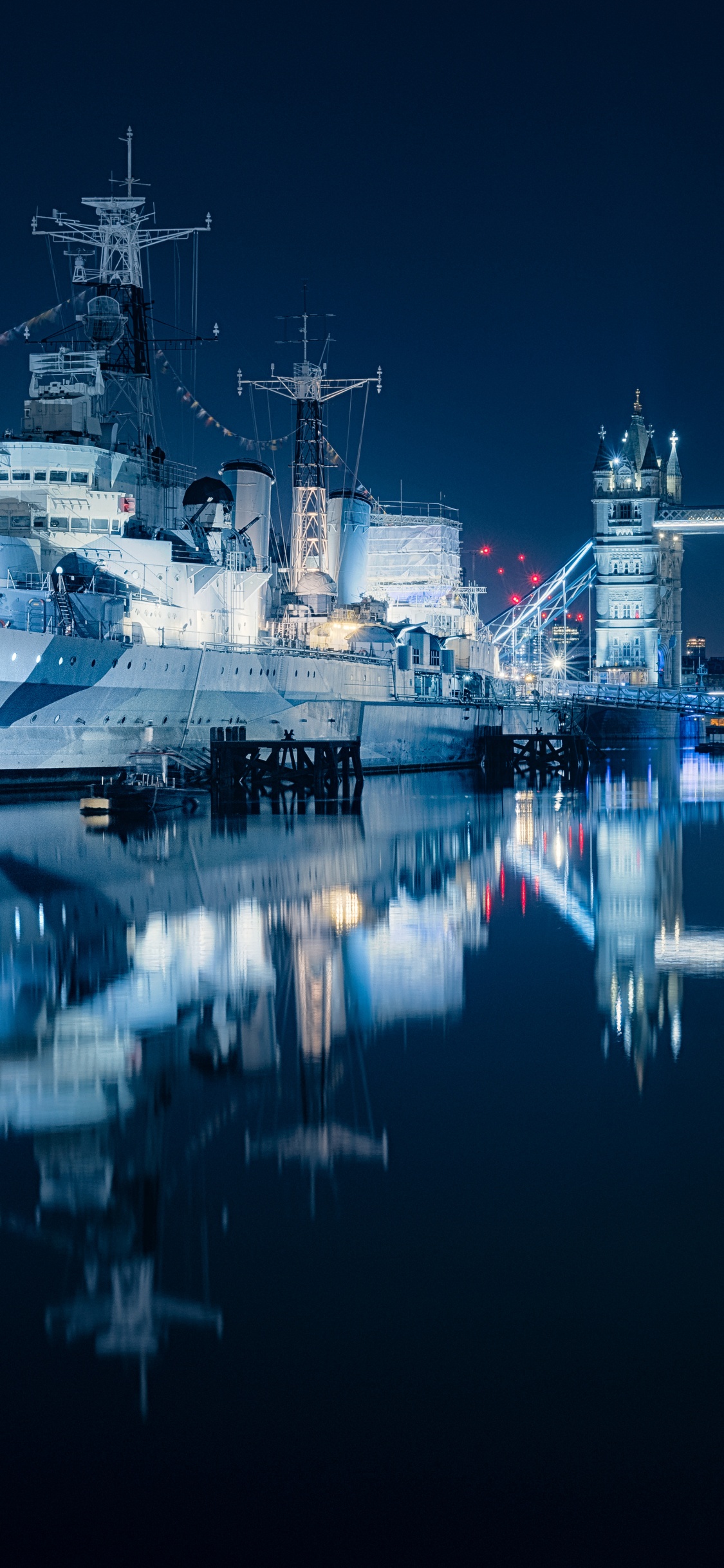 Bateau Blanc Sur le Quai Pendant la Nuit. Wallpaper in 1125x2436 Resolution