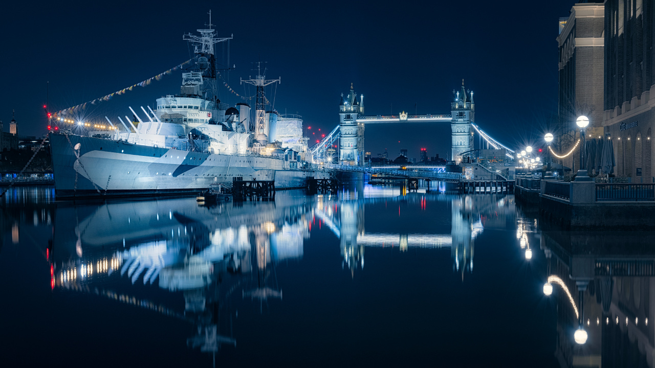 Bateau Blanc Sur le Quai Pendant la Nuit. Wallpaper in 1280x720 Resolution